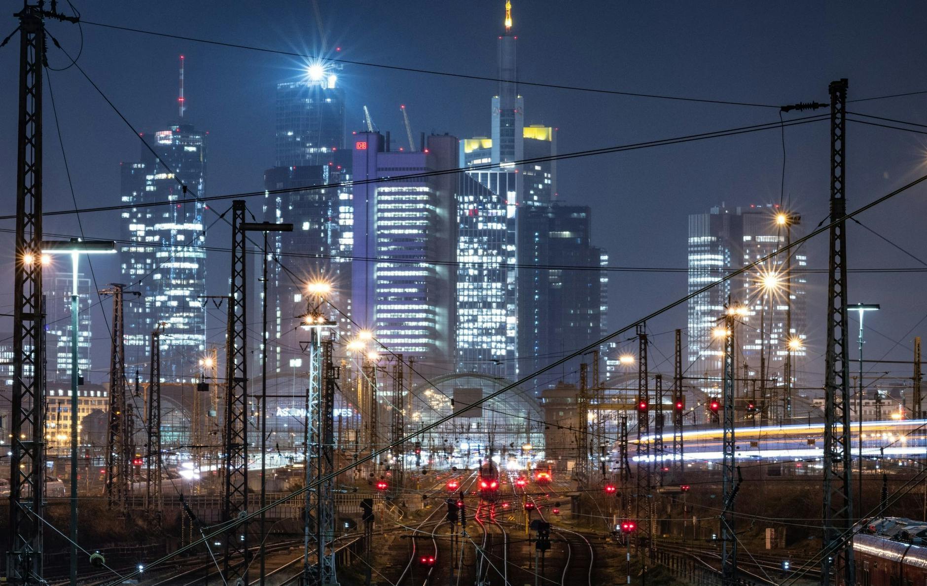 Nicht nur Flüge fallen heute aus: Weite Teile des Fern- und Regionalverkehrs auf der Schiene stehen seit dem frühen Morgen still. Grund ist der 35-stündige Streik der Gewerkschaft Deutscher Lokomotivführer im festgefahrenen Tarifstreit mit der Deutschen Bahn.