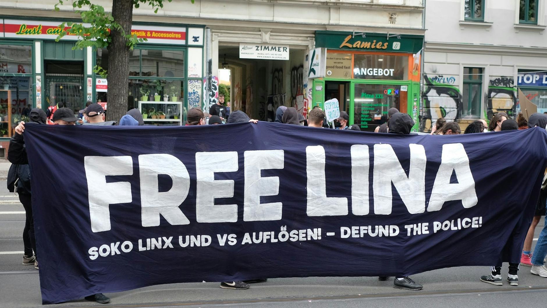 Unterstützer von Lina E. im Leipziger Stadtteil Connewitz. Die Studentin war voriges Jahr wegen teils brutaler Angriffe auf Rechtsextreme zu fünf Jahren und drei Monaten Haft verurteilt worden. Das Urteil ist nicht rechtskräftig.