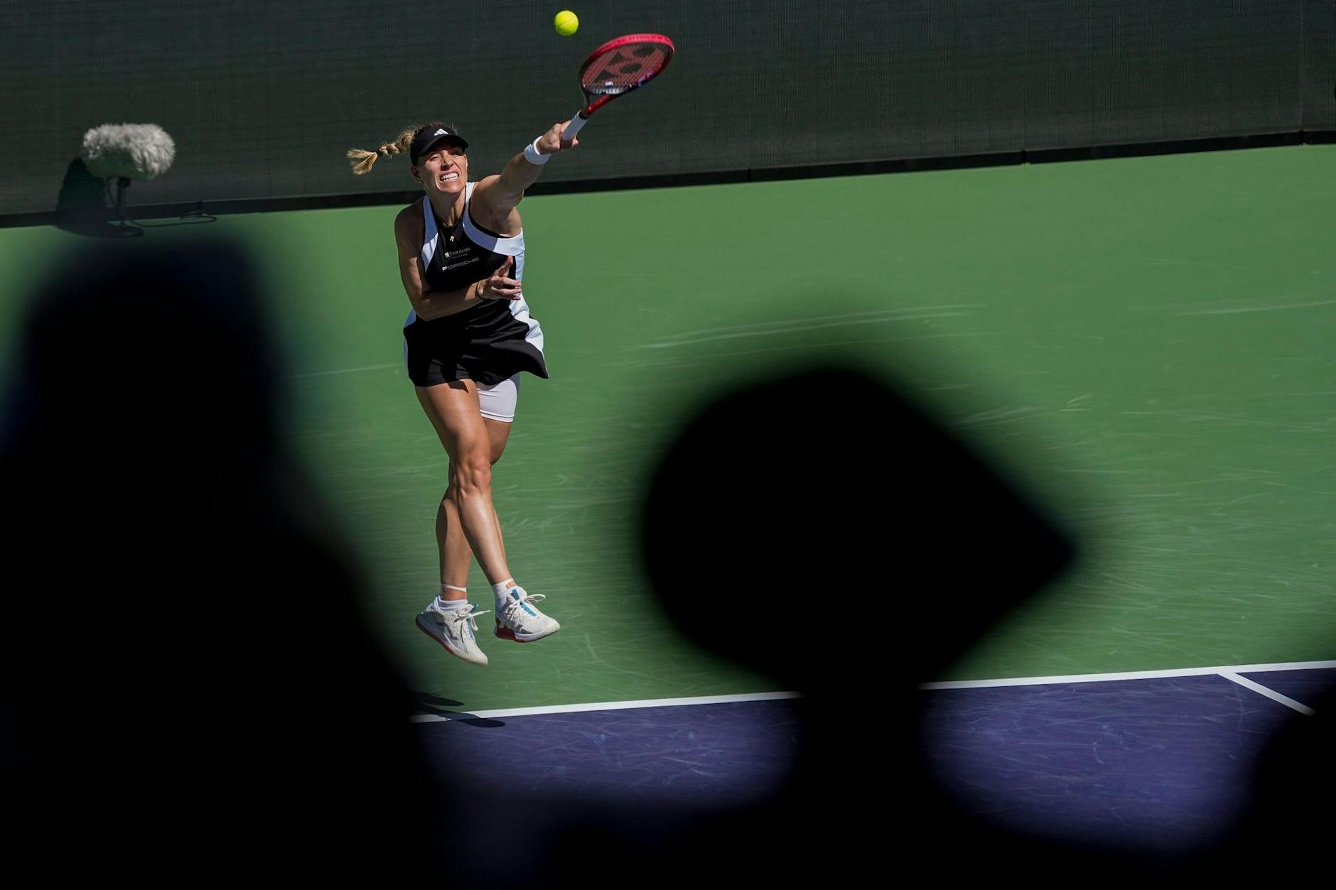 Angelique Kerber hat zum zweiten Mal seit ihrem Comeback nach der Baby-Pause ein Match gewonnen und sich beim Masters in Indian Wells für die zweite Runde qualifiziert. Die ehemalige Nummer eins der Weltrangliste gewann gegen die Kroatin Petra Martic 6:3 und 6:4.