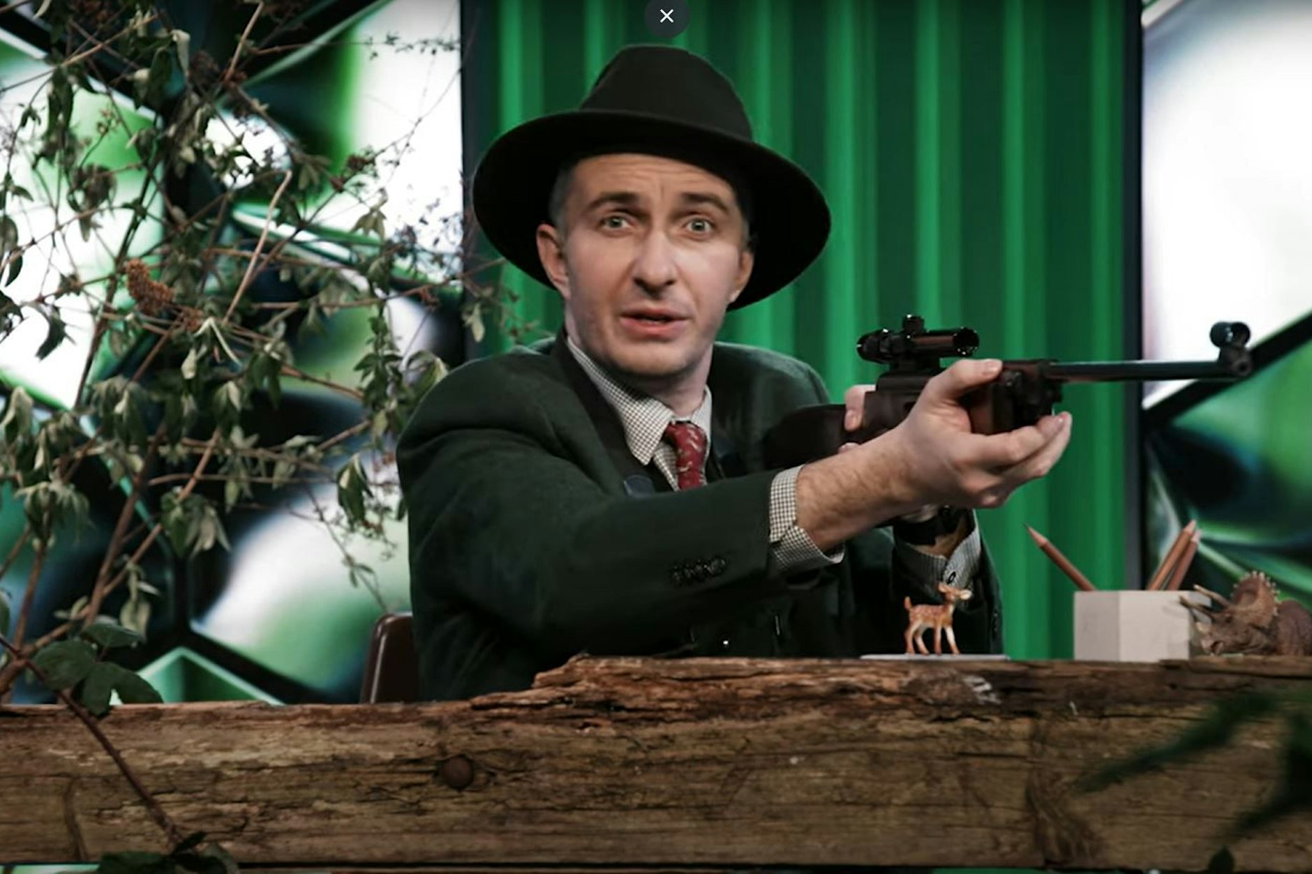 Das Standbild aus der Show «ZDF Magazin Royale» vom 1. März 2024 zeigt den Satiriker Jan Böhmermann mit einem Gewehr.&nbsp;