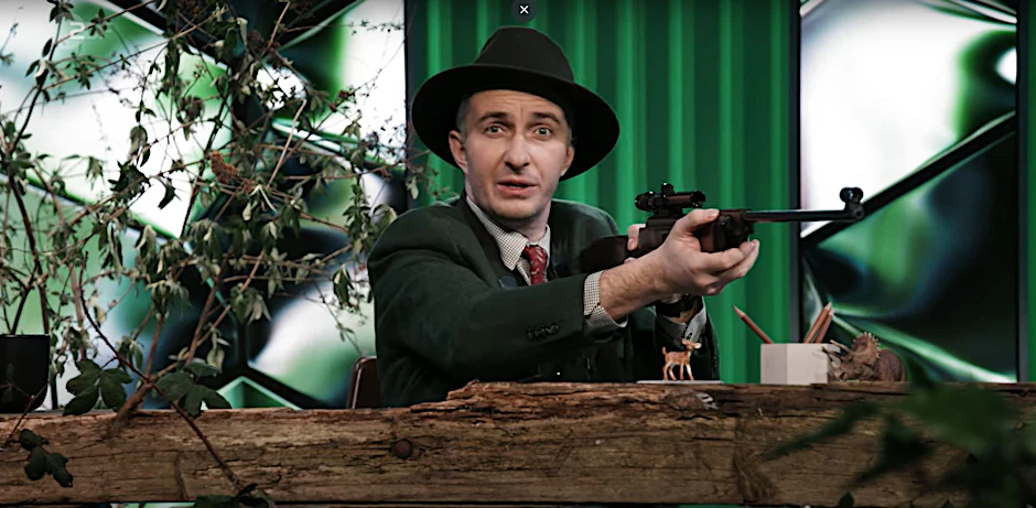 Das Standbild aus der Show «ZDF Magazin Royale» vom 1. März 2024 zeigt den Satiriker Jan Böhmermann mit einem Gewehr.&nbsp;