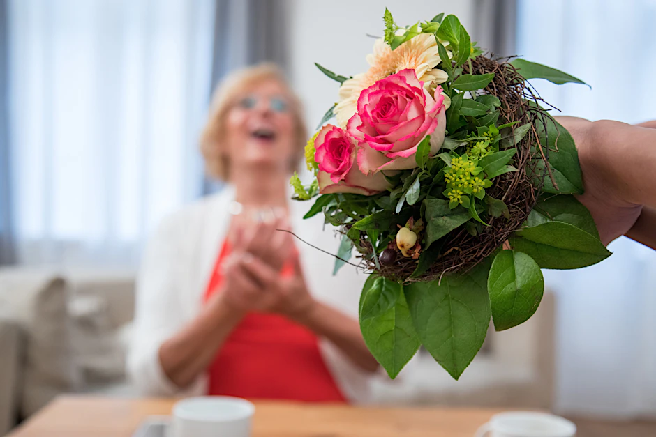Hat die Vergesslichkeit-Falle zugeschlagen, hilft nur eins: Nachträglich gratulieren, zum Beispiel mit einem Blumenstrauß als Wiedergutmachung.