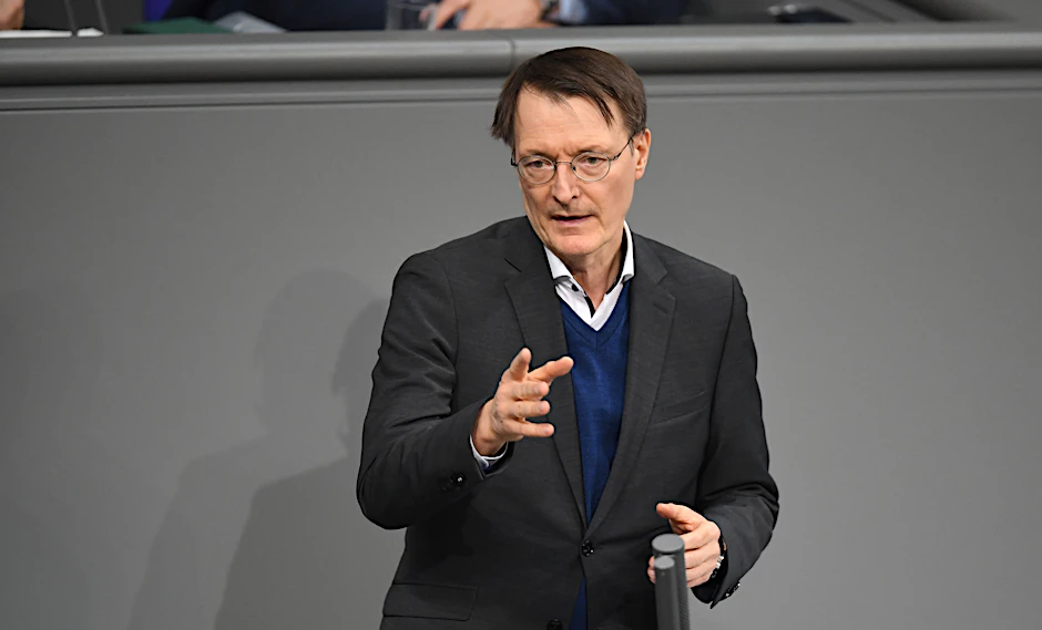 Karl Lauterbach (SPD), Bundesminister für Gesundheit, während einer Sitzung des Bundestages.
