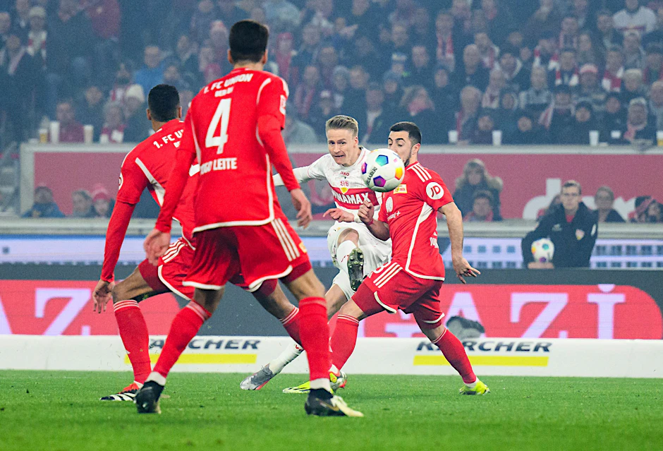 Stuttgarts Chris Führich (2.v.r) macht das Tor zum 2:0.&nbsp;