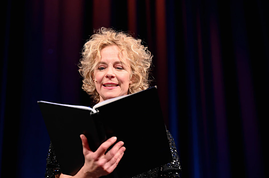 Die Schauspielerin Katja Riemann (60) ist auch Autorin. Jetzt ist ihr neues Buch „Zeit der Zäune. Orte der Flucht“ erschienen.