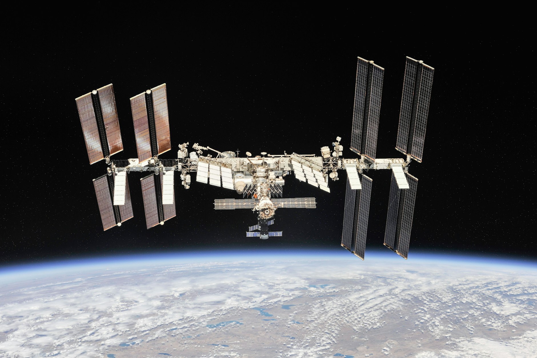Eine Ansicht der Internationalen Raumstation (ISS) im Orbit der Erde.