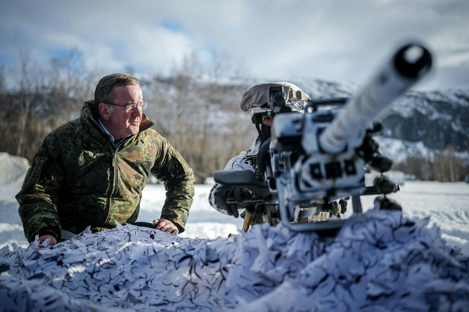 Mit einer Großübung trainieren Nato-Partner im Norden Europas seit Mitternacht die Abwehr eines Angriffs auf das Bündnisgebiet. Zum Start des aktiven Teils des Manövers reiste auch Verteidigungsminister Boris Pistorius (SPD) nach Alta.