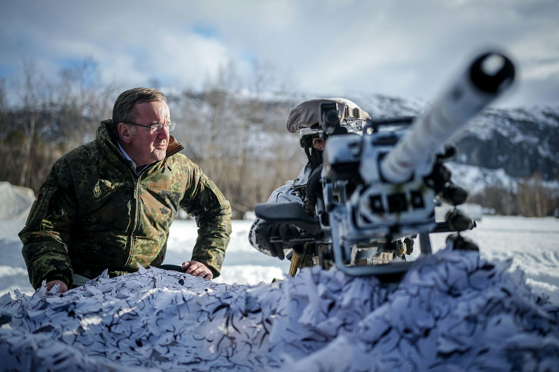 Mit einer Großübung trainieren Nato-Partner im Norden Europas seit Mitternacht die Abwehr eines Angriffs auf das Bündnisgebiet. Zum Start des aktiven Teils des Manövers reiste auch Verteidigungsminister Boris Pistorius (SPD) nach Alta.  