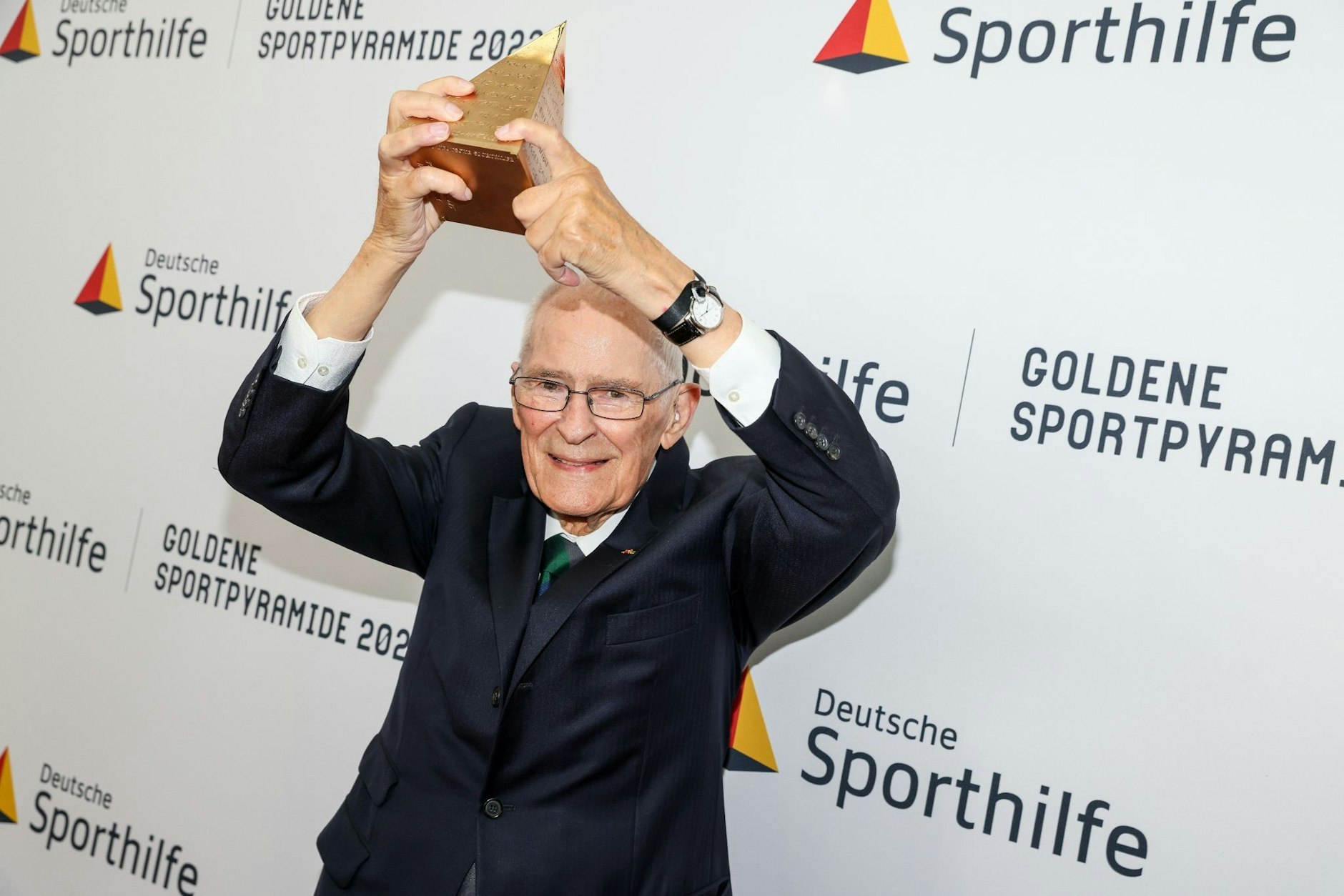 ARCHIV - Der 87-jährige Hans Wilhelm Gäb ist eine der einflussreichsten Persönlichkeiten des deutschen Sports.  