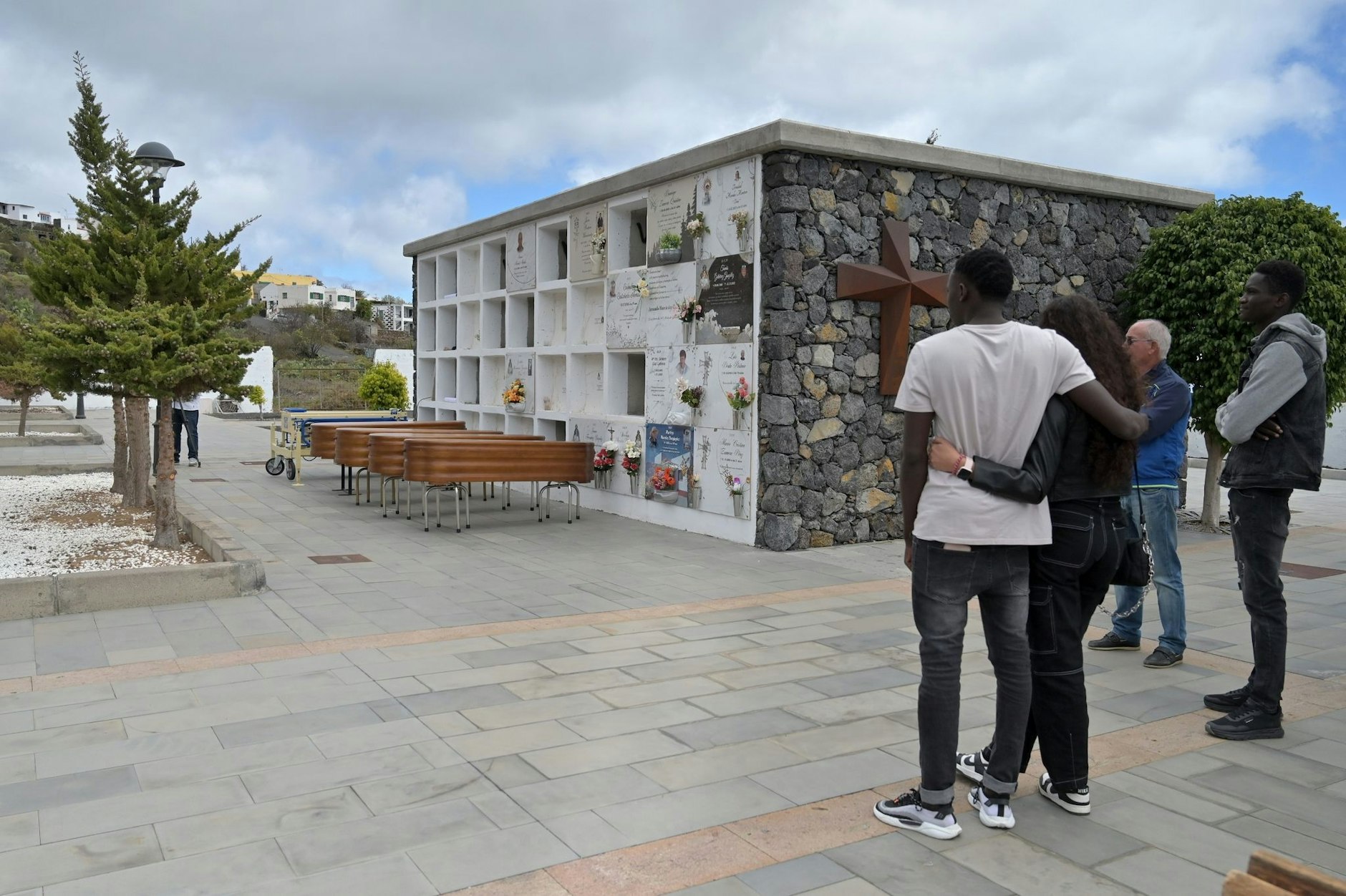 Immer mehr Menschen versuchen vom afrikanischen Kontinent auf die Kanarischen Inseln überzusetzen. Vier Menschen überlebten die Bootsfahrt zur Insel El Hierro nicht - sie worden nun dort beigesetzt.  SS/dpa