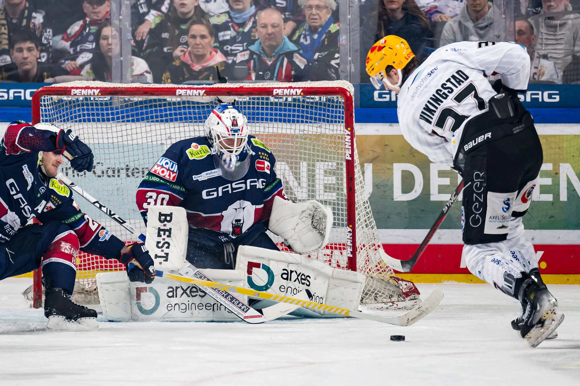 An Eisbären-Torwart Jake Hildebrand liegt es nicht, er fischt einiges weg und klärt auch hier gegen Bremerhavens Markus Vikingstad.
