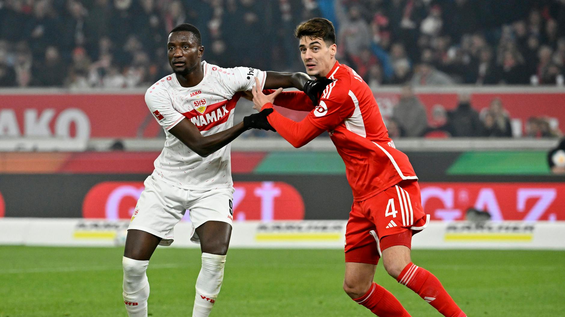 Zweikampf: Unions Diogo Leite (r.) stemmt sich gegen den Stuttgarts Tormaschine Serhou Guirassy. 