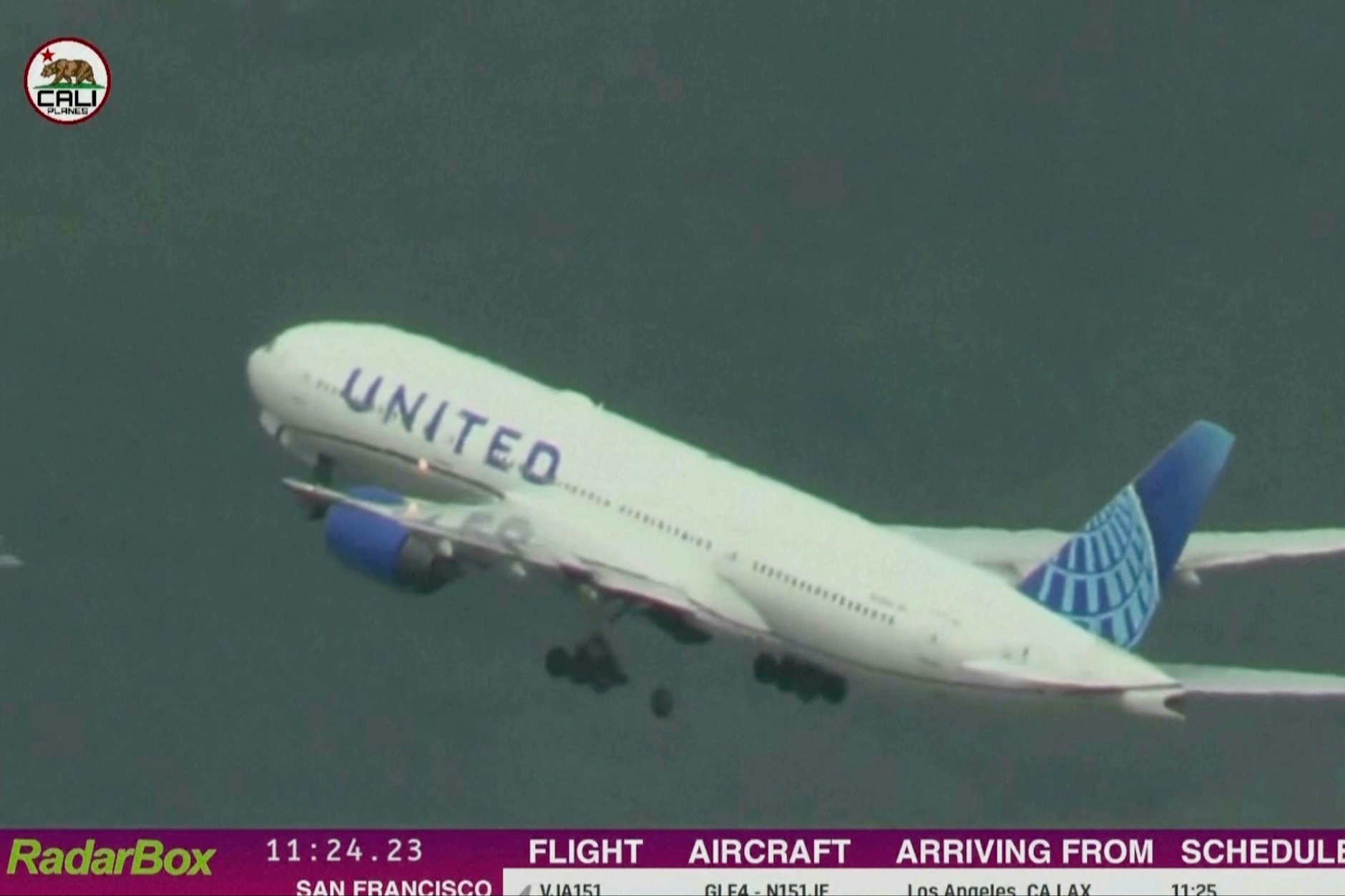 Diese Boeing 777 der Fluggesellschaft United Airlines verliert beim Start in San Francisco ein Rad.