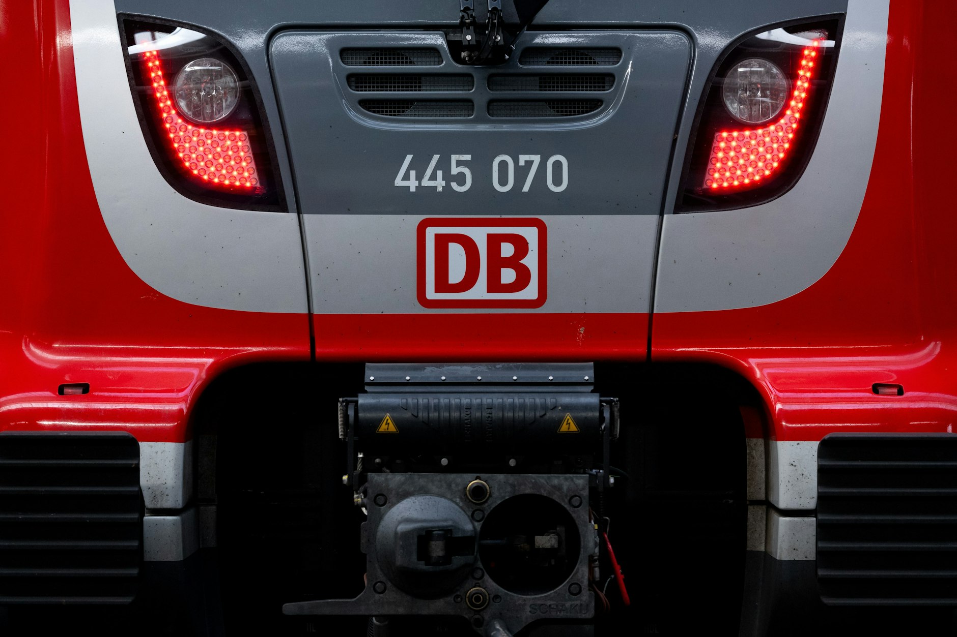 Im Tarifstreit mit der Deutschen Bahn hat die Lokführergewerkschaft GDL zu 35-stündigen Streiks im Personen- und im Güterverkehr aufgerufen. Der Ausstand soll am Freitag bis offiziell 13 Uhr dauern.