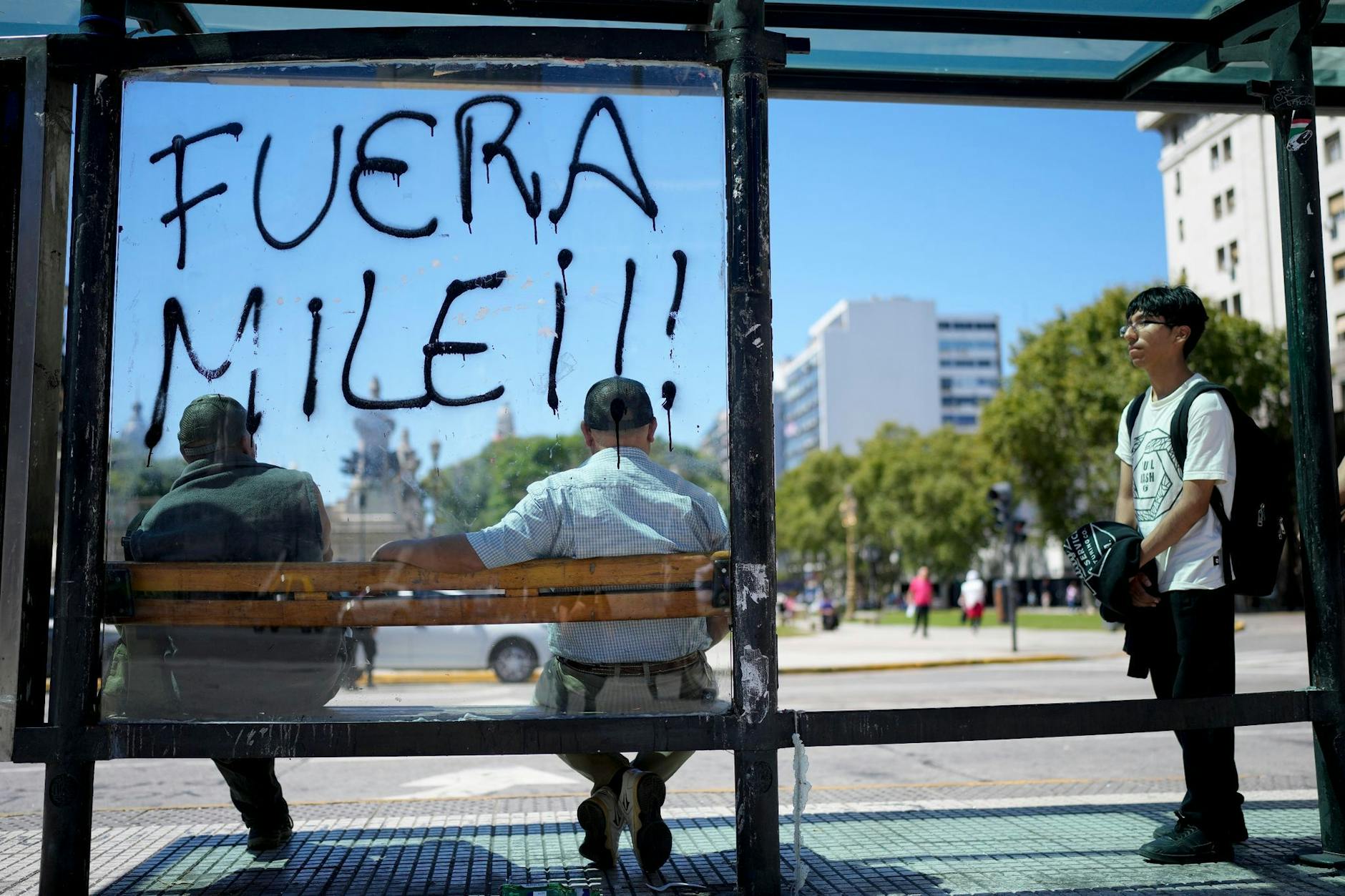 «Fuera Milei!» (Milei raus!) steht an einer Bushaltestelle in Buenos Aires als Protest gegen die Politik des argentinischen Präsidenten Milei.