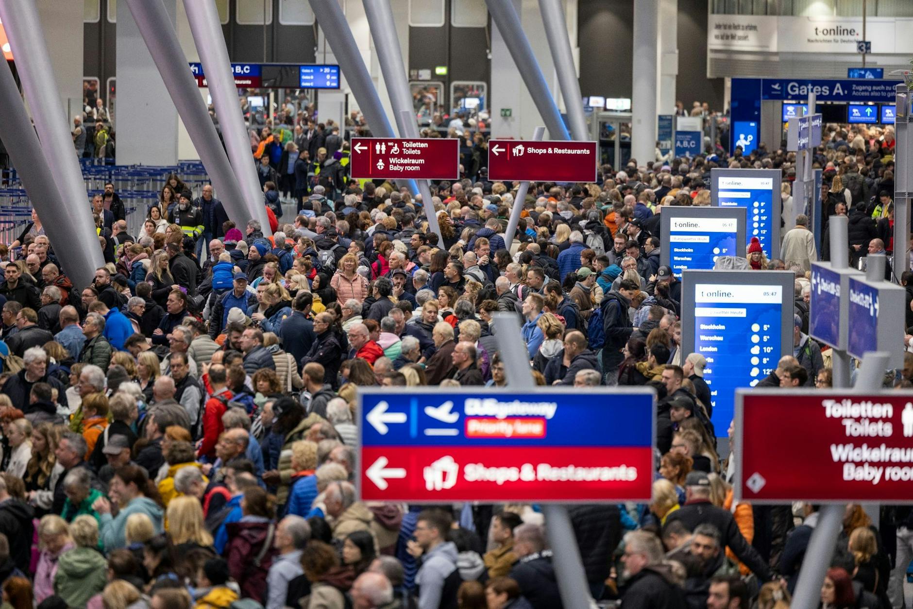 Hunderte Flugausfälle und geschlossene Sicherheitszugänge: Wenige Wochen vor Ostern liegen große Teile des deutschen Flugverkehrs lahm. Auch in Düsseldorf müssen Passagiere viel Geduld mitbringen.