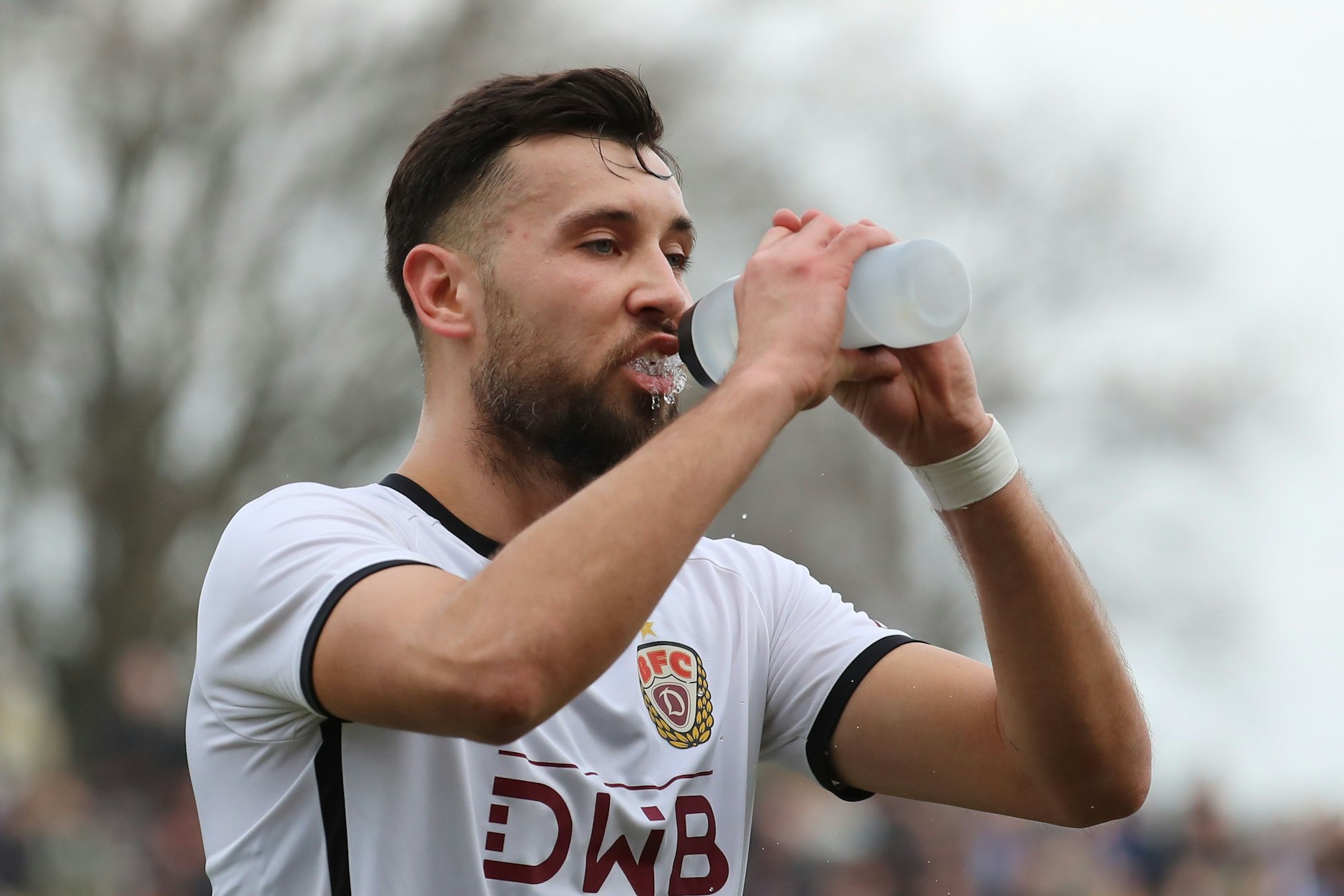 Mit einem kräftigen Schluck aus der Zielwasser-Pulle sollte es doch klappen: Rufat Dadashov will für den BFC Dynamo gegen Lok Leipzig treffen.