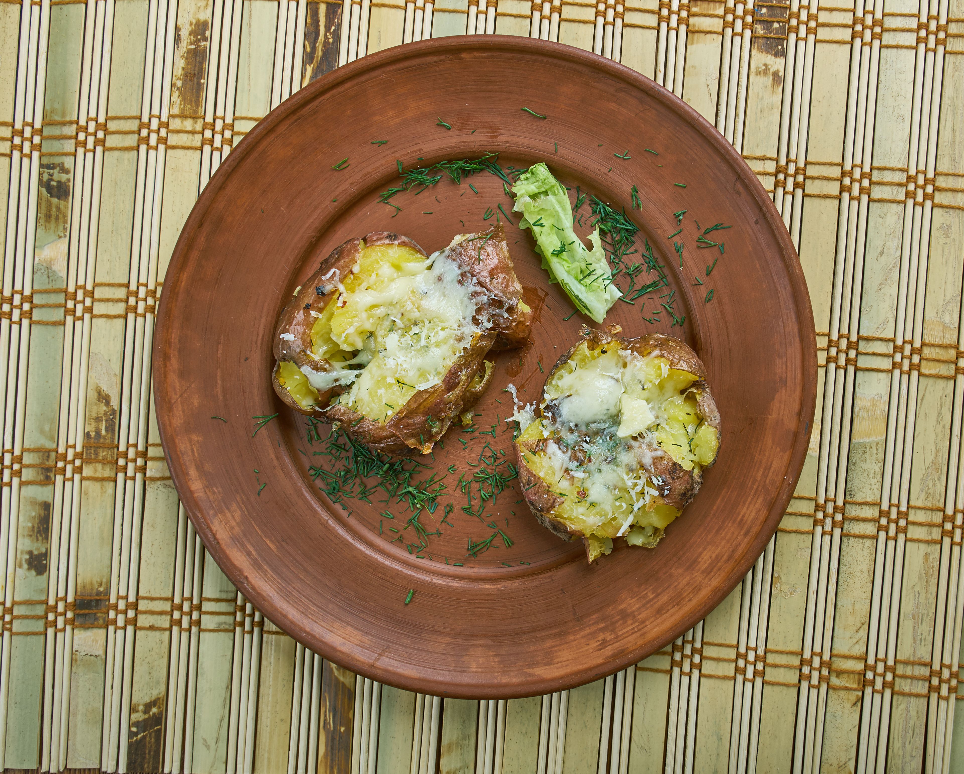 Smashed-Potato-Salad: Rezept für den knusprigen Kartoffelsalat mit Gurke