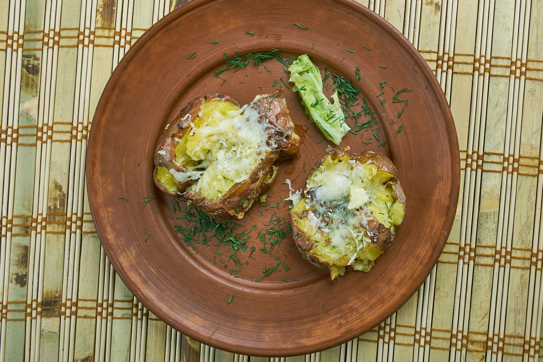 Der knusprige Kartoffelsalat wird aus Quetschkartoffeln gemacht.