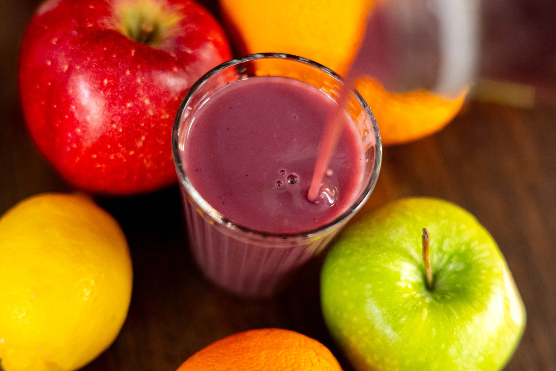 Ein Glas mit einem Smoothie. Netto und Lidl rufen jetzt zwei Fertigprodukte zurück