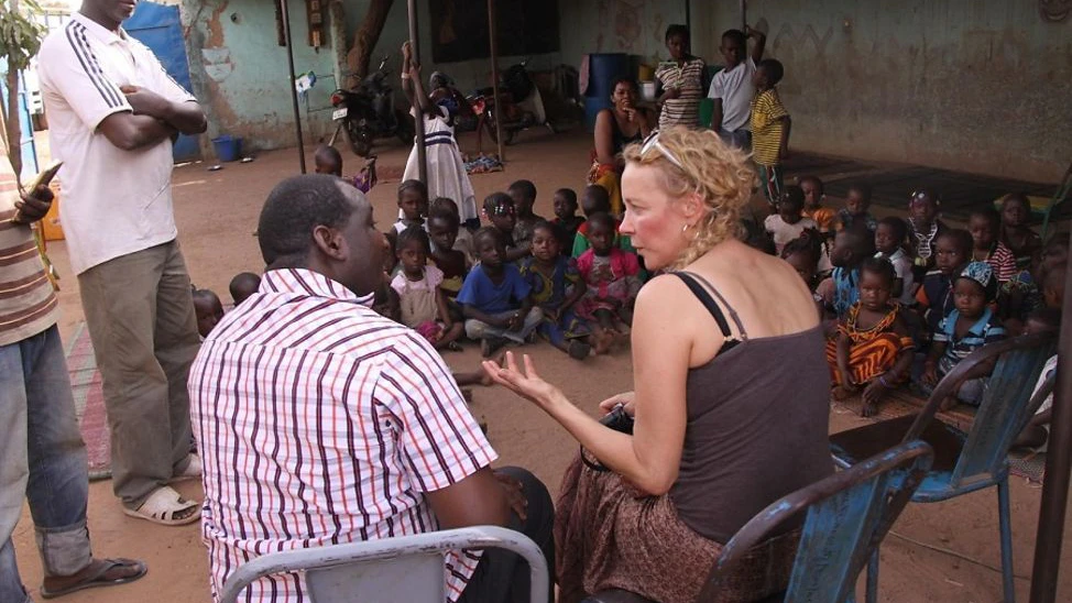 Katja Riemann besucht einen Kindergarten in einem Steinbruch in Burkina Faso.