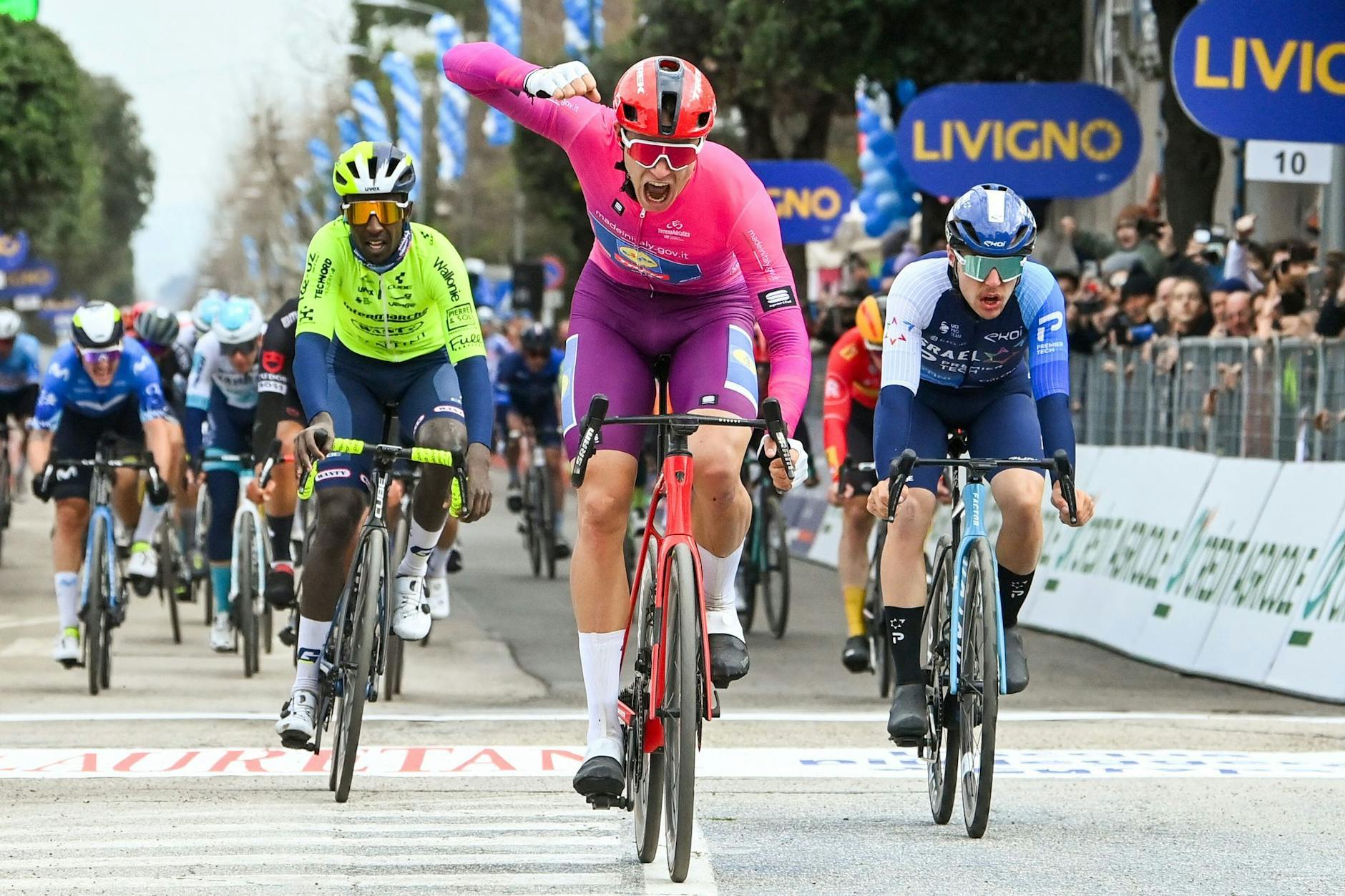 Siegessicher radelt Jonathan Milan (M) aus Italien vom Team Lidl-Trek seinem Etappensieg der UCI WorldTour im italienischen Giulianova entgegen. P/dpa