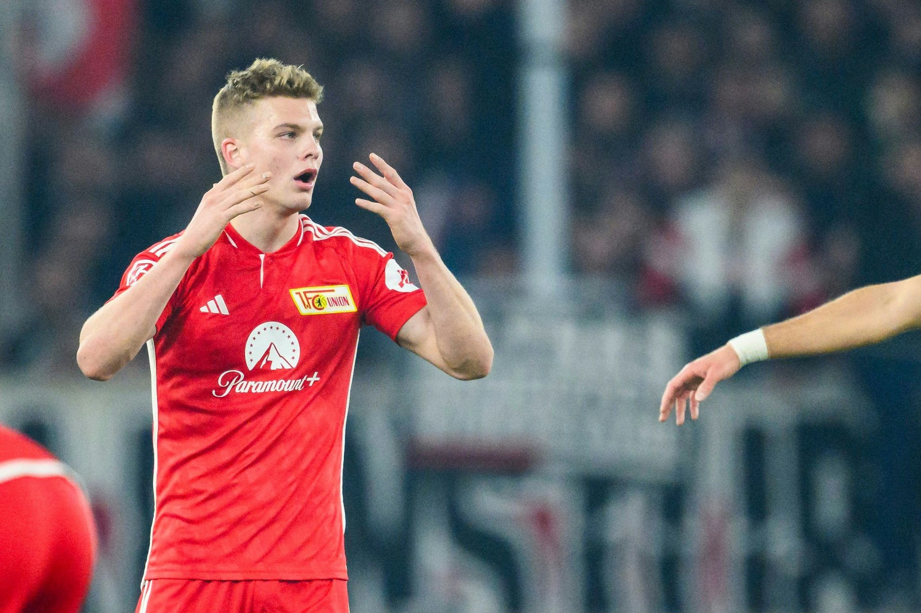 VfB Stuttgart - 1. FC Union Berlin: Unions Andras Schäfer kann nicht glauben, dass er von Schiedsrichter Robert Schröder die Rote Karte gezeigt bekommt.