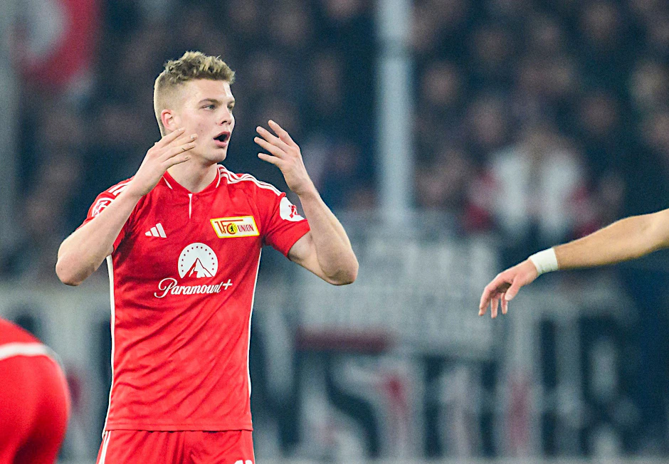 VfB Stuttgart - 1. FC Union Berlin: Unions Andras Schäfer kann nicht glauben, dass er von Schiedsrichter Robert Schröder die Rote Karte gezeigt bekommt.