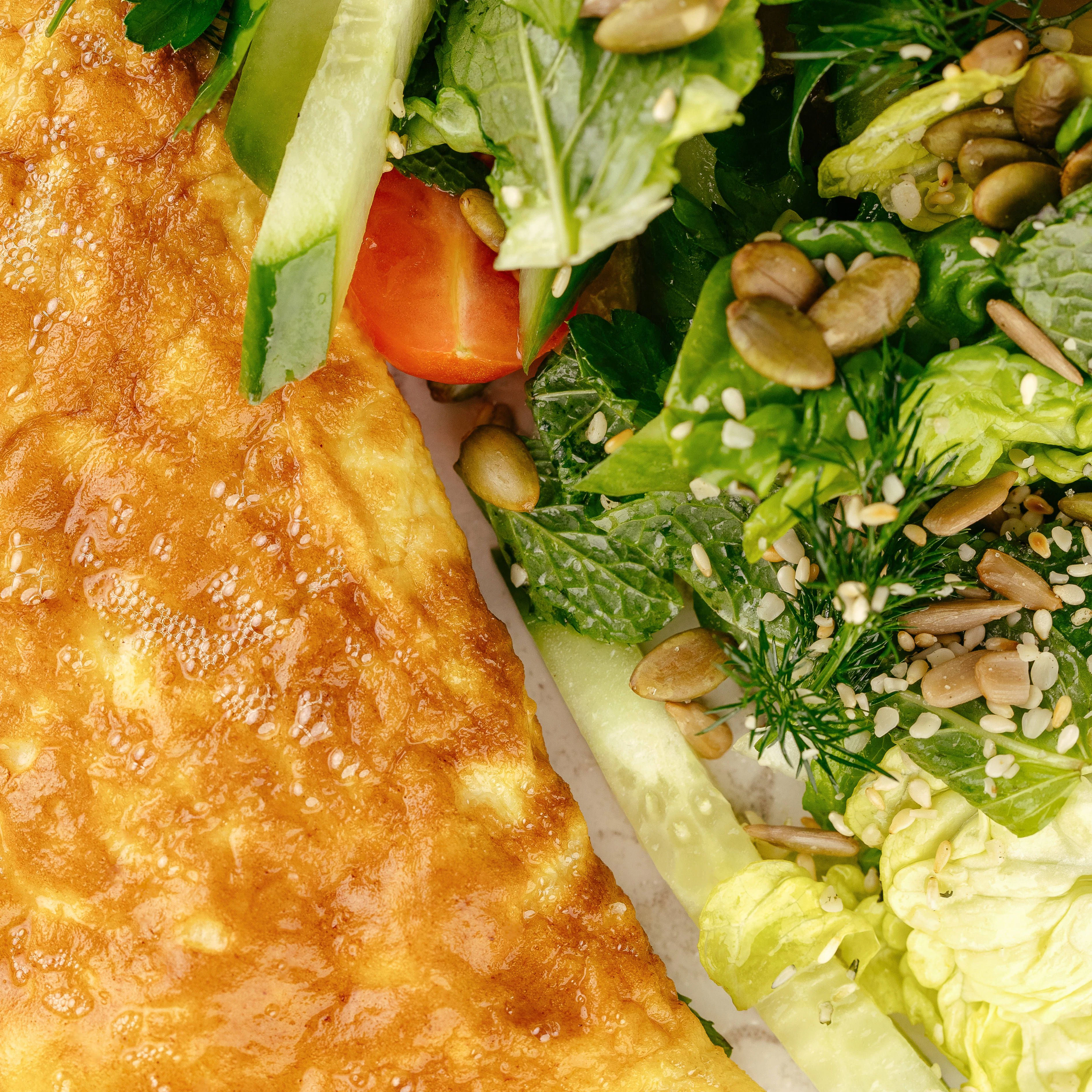 Zu einem Käse-Kräuter-Omelett passt gut ein grüner Salat.
