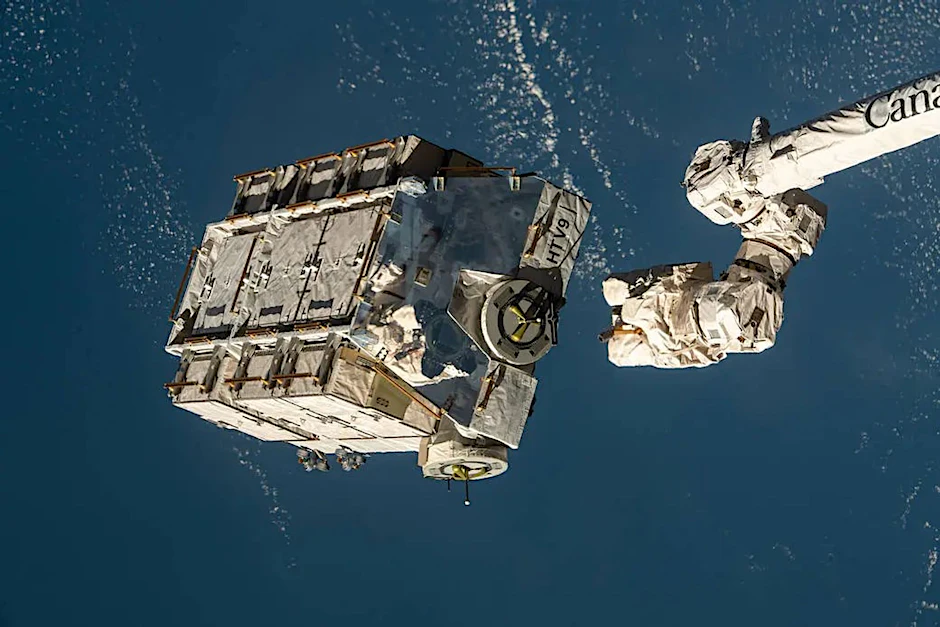 Eine externe Palette mit ausgedienten Nickel-Wasserstoff-Batterien wird von einem Roboterarm der ISS freigegeben. Das Bild stammt von der US-Weltraumbehörde Nasa.&nbsp;