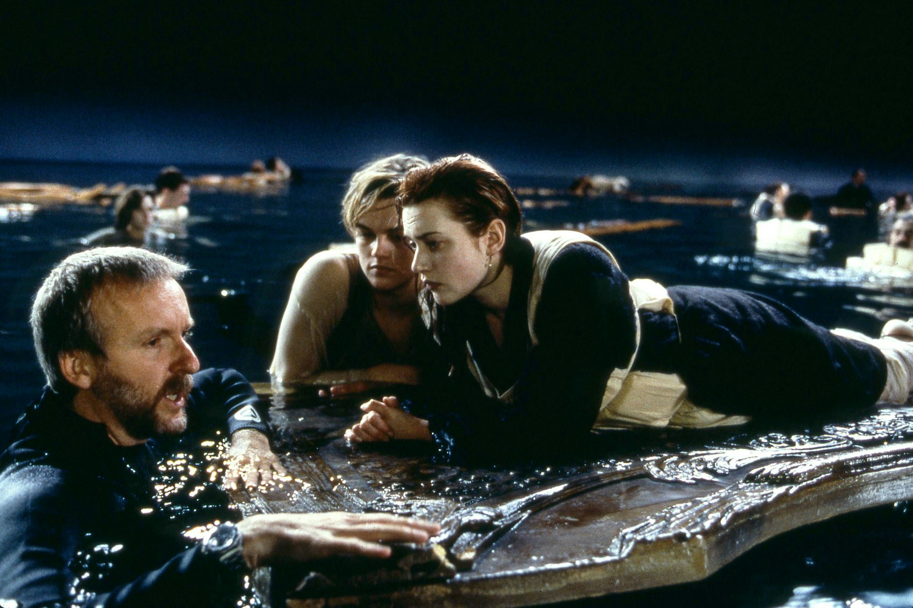 Regisseur James Cameron bespricht mit den Schauspielern Kate Winslet und Leonardo DiCaprio die berühmte Holztür-Szene.