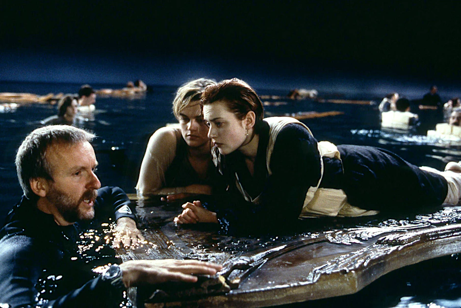 Regisseur James Cameron bespricht mit den Schauspielern Kate Winslet und Leonardo DiCaprio die berühmte Holztür-Szene.