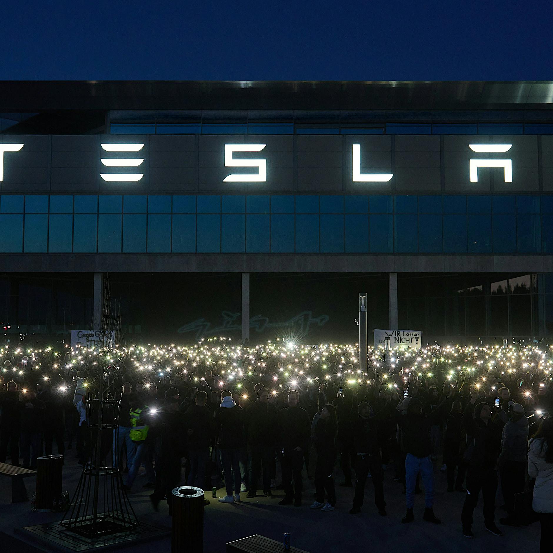 Tesla in Grünheide: Mitarbeiter des Werks demonstrieren – Solidarität mit Firma