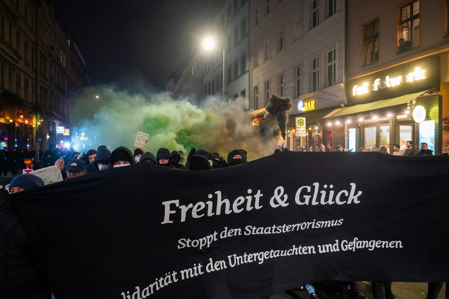 Eine Demonstration linker Gruppen unter dem Motto "Solidarität mit den Untergetauchten und Gefangenen" zieht durch die Oranienstraße.