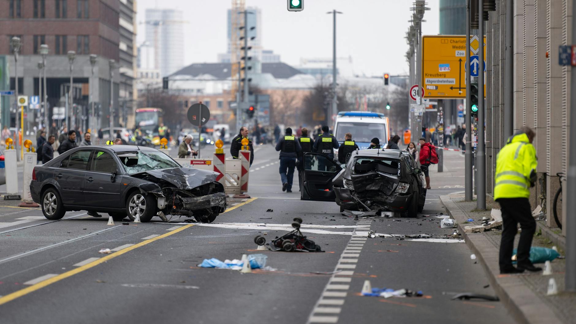 Polizisten sichern die Unfallstelle auf der Leipziger Straße in Höhe der Mall of Berlin.