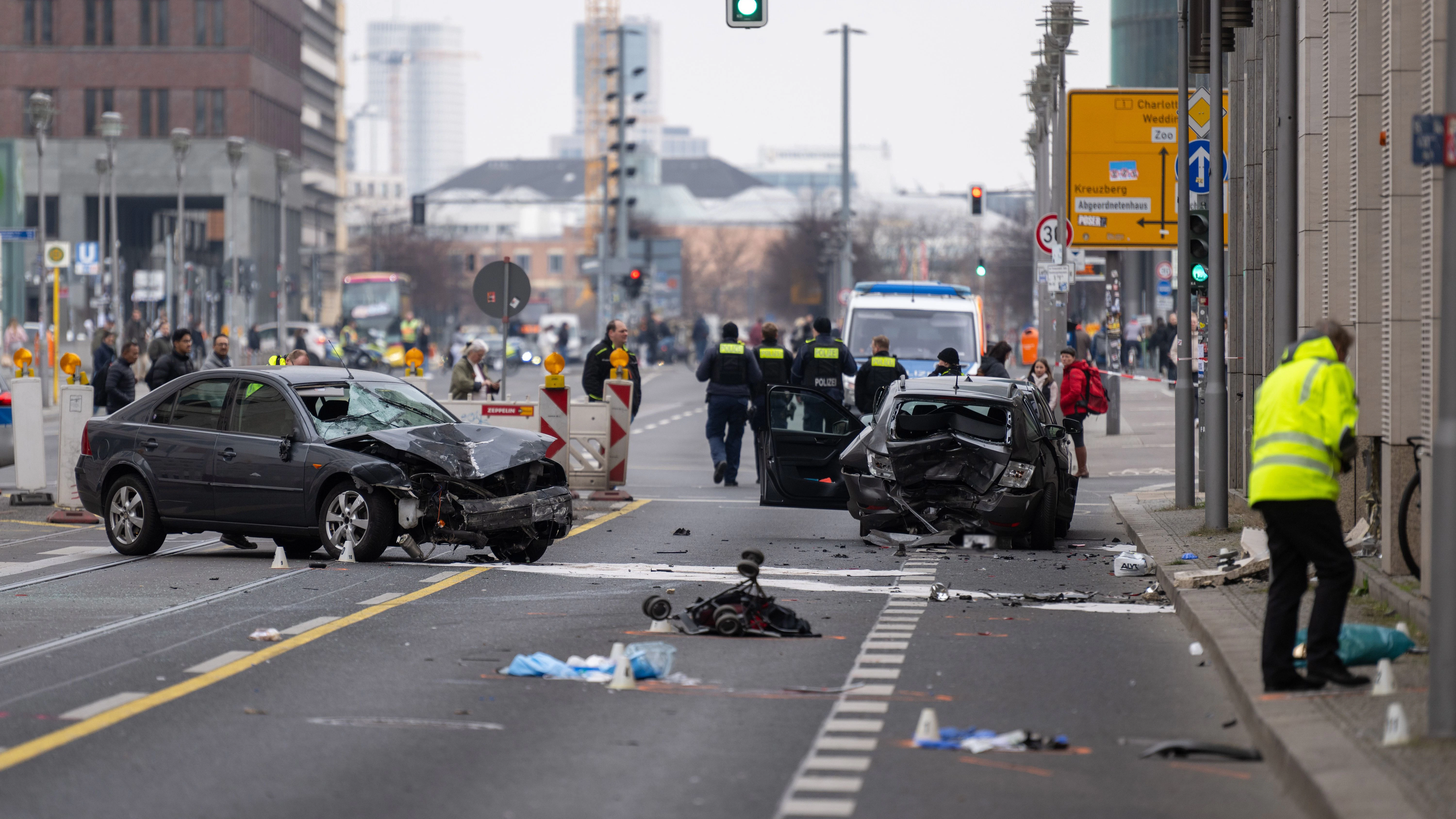 Polizisten sichern die Unfallstelle auf der Leipziger Straße in Höhe der Mall of Berlin.