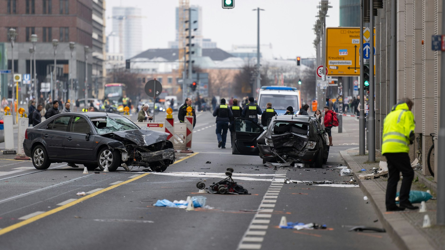 Polizisten sichern die Unfallstelle auf der Leipziger Straße in Höhe der Mall of Berlin.