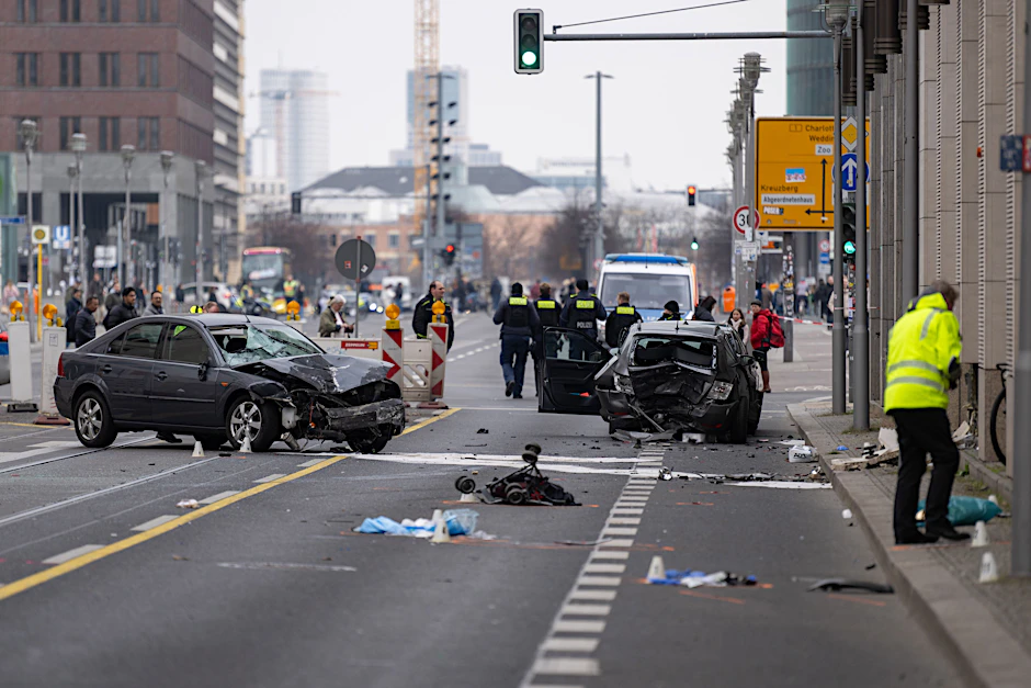 Ein&nbsp;erschütternder Anblick: Ein Polizist kniet an der Unfallstelle auf der Leipziger Straße an einem Kinderwagen.