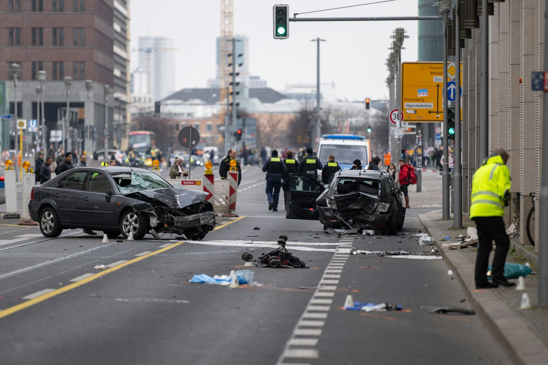 Polizisten stehen an der Unfallstelle in der Leipziger Straße auf Höhe der Mall of Berlin.