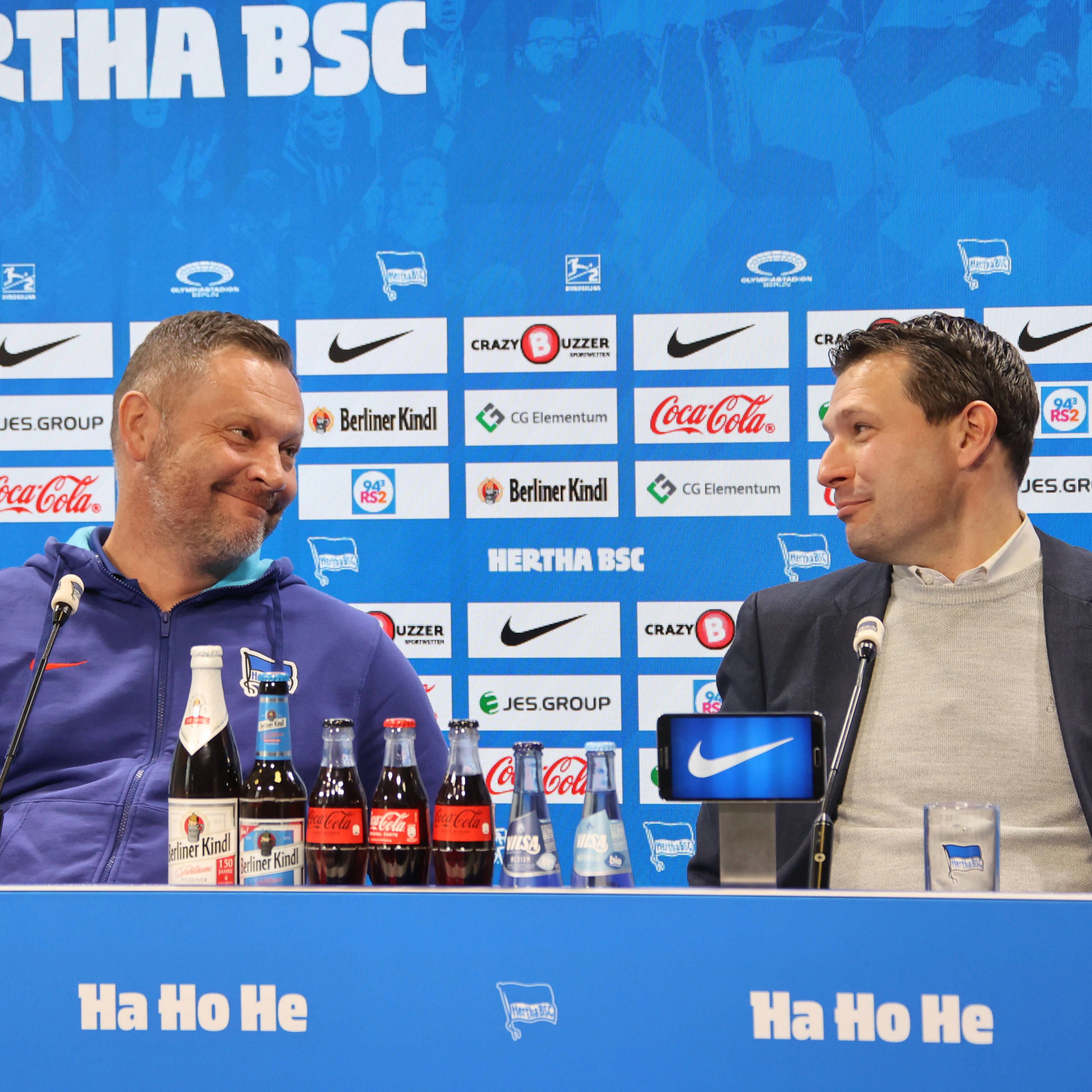 Geht da doch noch was? Herthas Trainer Pal Dardai und Sportdirektor Benjamin Weber.