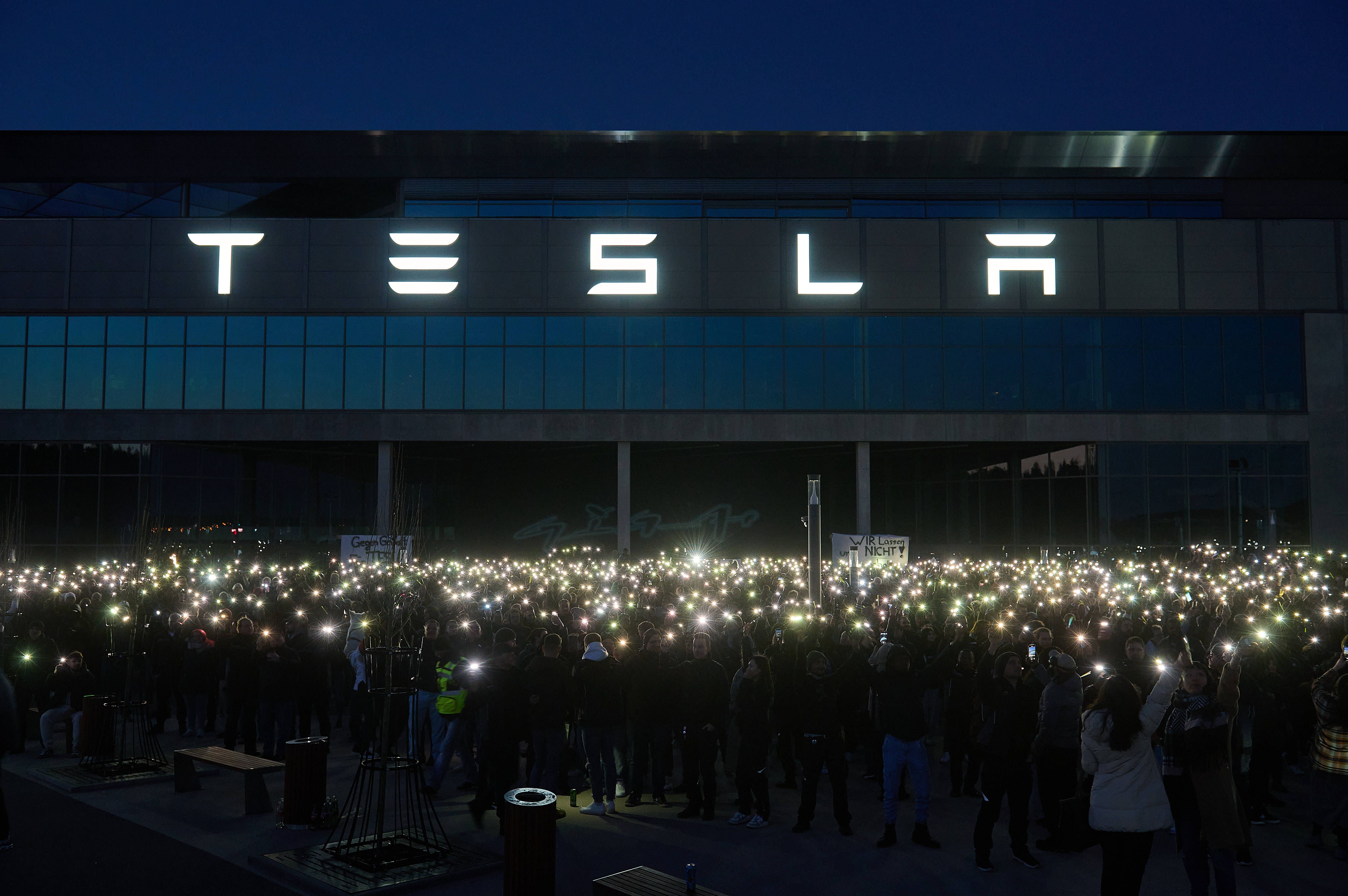 Mitarbeiter organisieren Solidaritätsdemo für Tesla