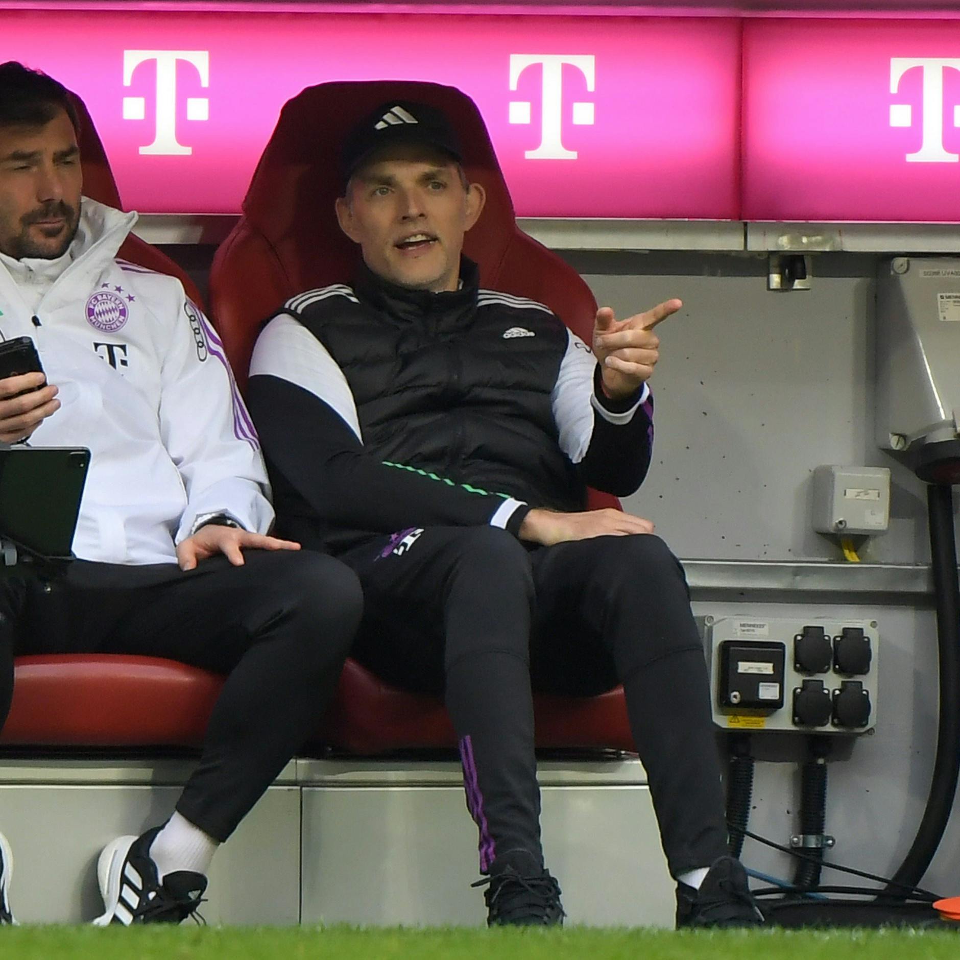 Bayerns Noch-Coach Thomas Tuchel bleib wegen seines gebrochenen Zehs oft auf der Bank sitzen und genoss die Torgala gegen Mainz 05.