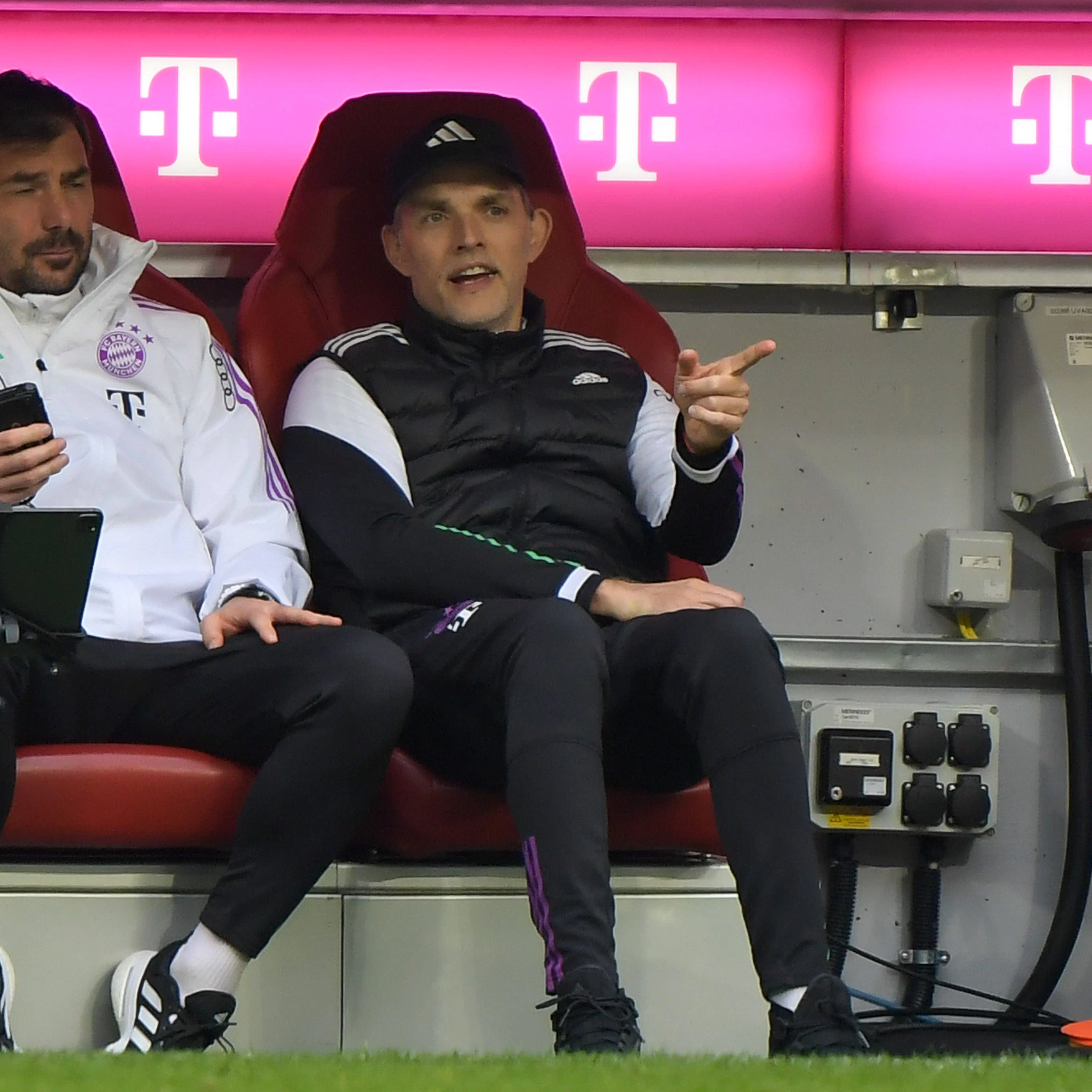 Bayerns Noch-Coach Thomas Tuchel bleib wegen seines gebrochenen Zehs oft auf der Bank sitzen und genoss die Torgala gegen Mainz 05.