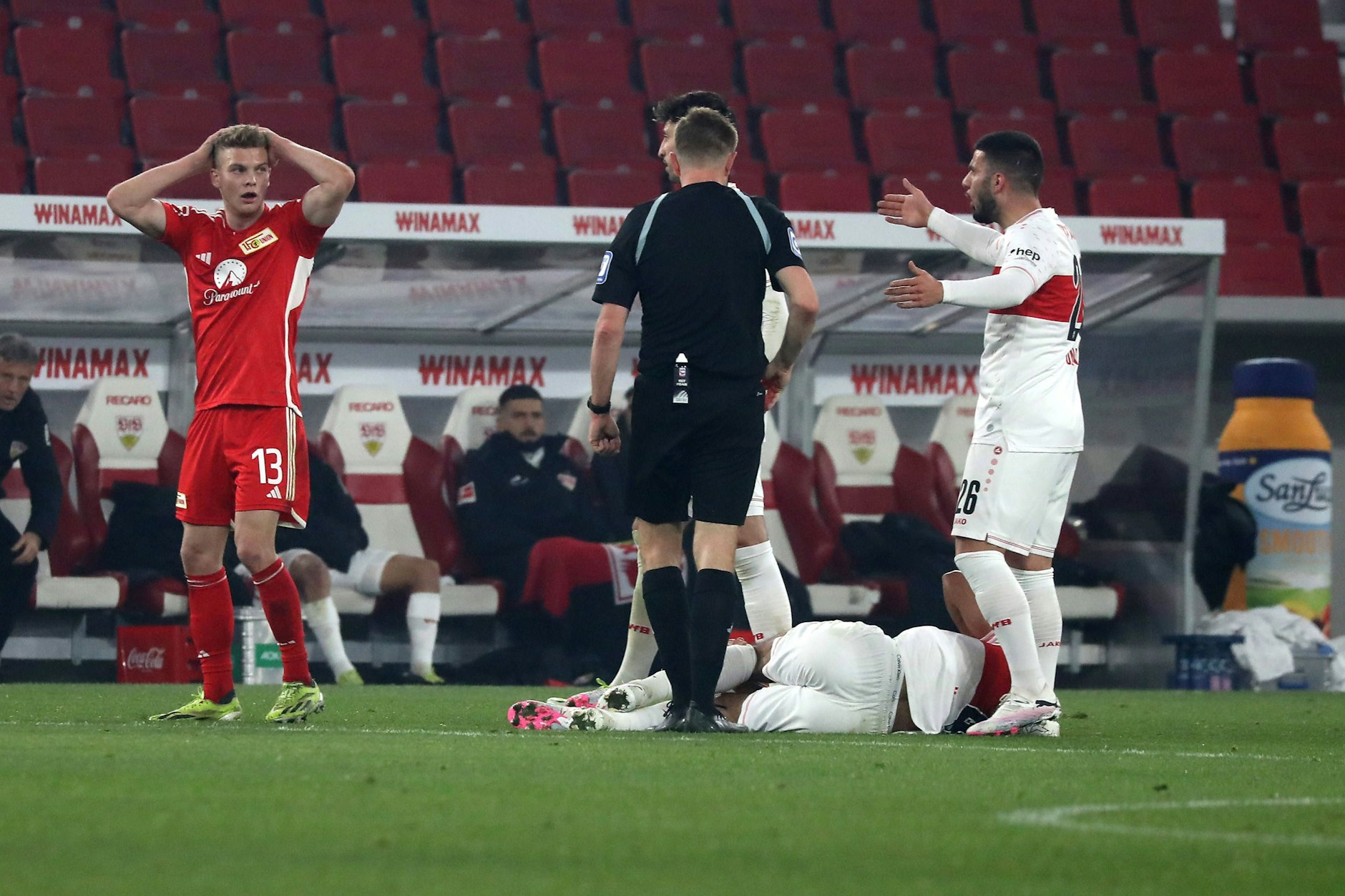 Unions Mittelfeldspieler Andras Schäfer kann es nicht fassen. Nach dem Foul an Stuttgarts Josha Vagnoman sah er von Schiri Schröder die Rote Karte.