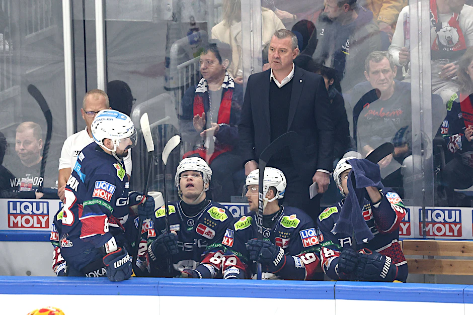 Eisbären-Trainer Serge Aubin war gar nicht zufrieden mit den vielen Strafzeiten seiner Profis.