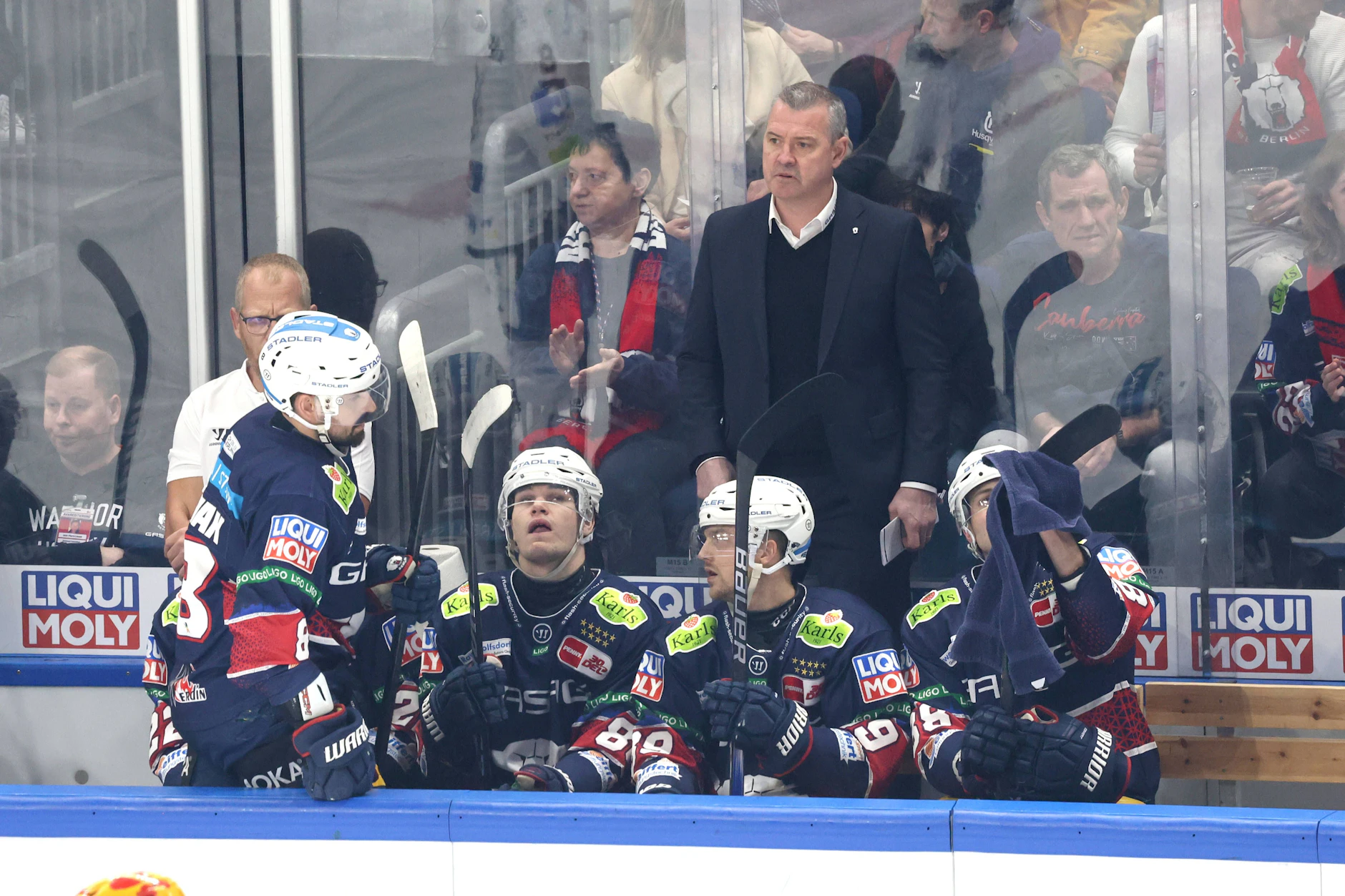 Eisbären-Trainer Serge Aubin war gar nicht zufrieden mit den vielen Strafzeiten seiner Profis.