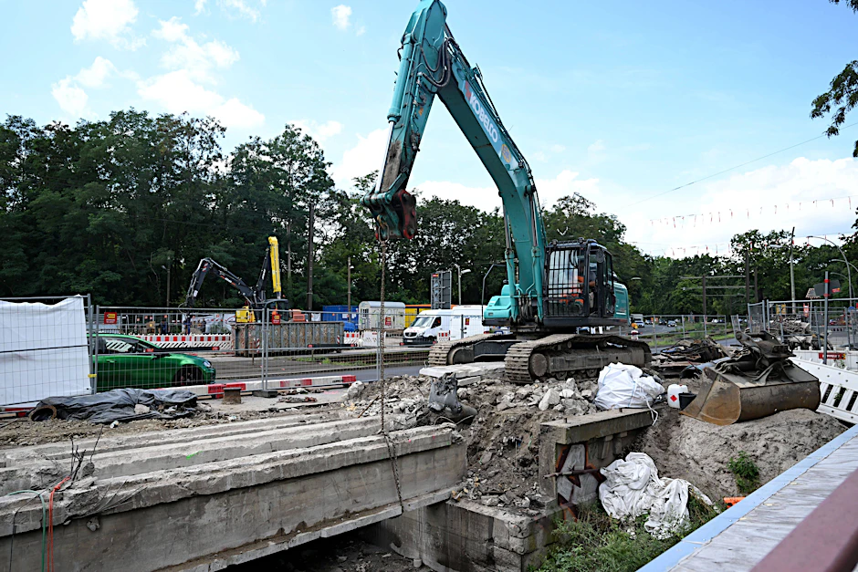 Verkehrs-Chaos droht! Die Brücke An der Wuhlheide bekommt neue Brückenteile.