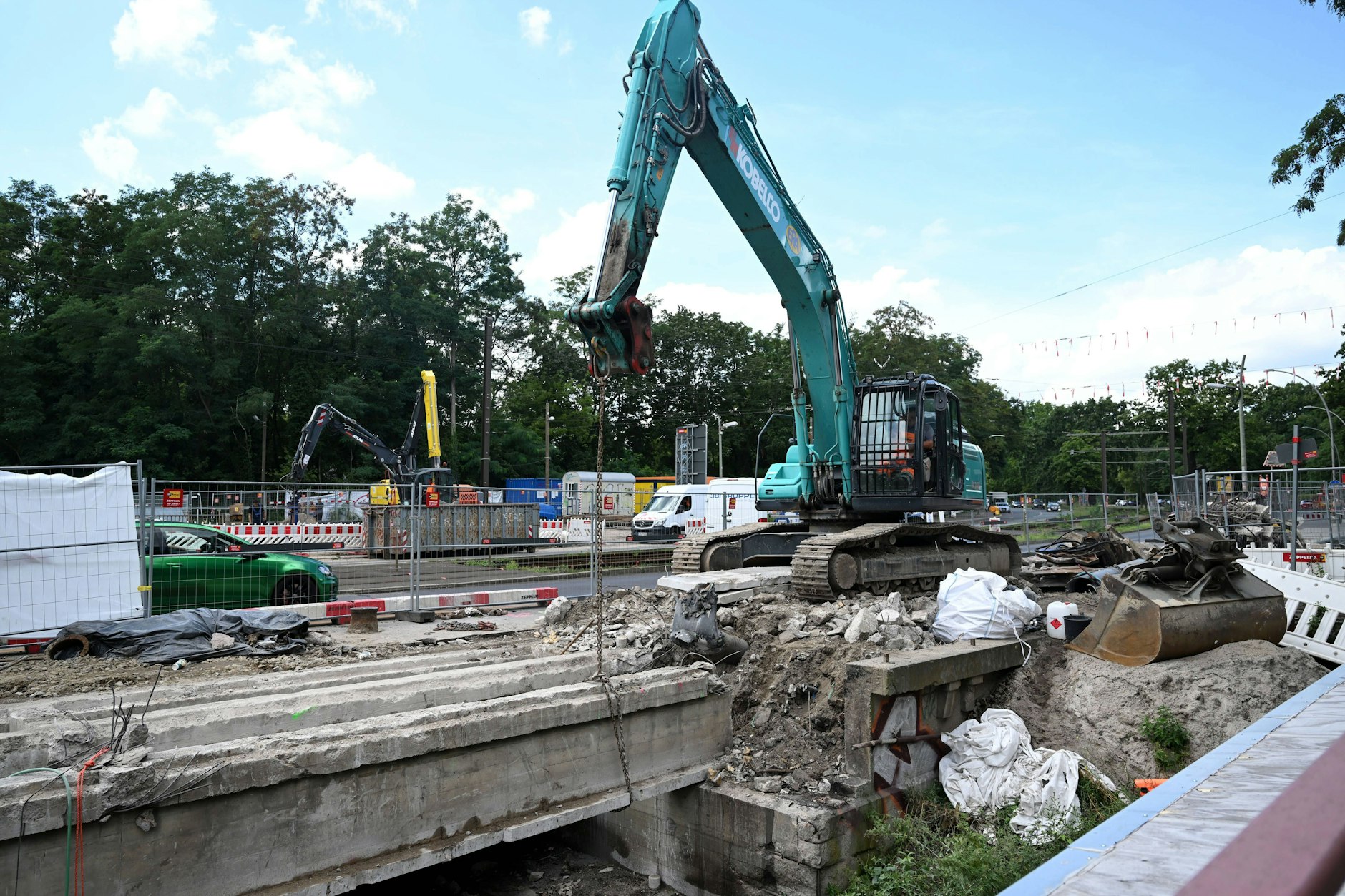 Verkehrs-Chaos droht! Die Brücke An der Wuhlheide bekommt neue Brückenteile.