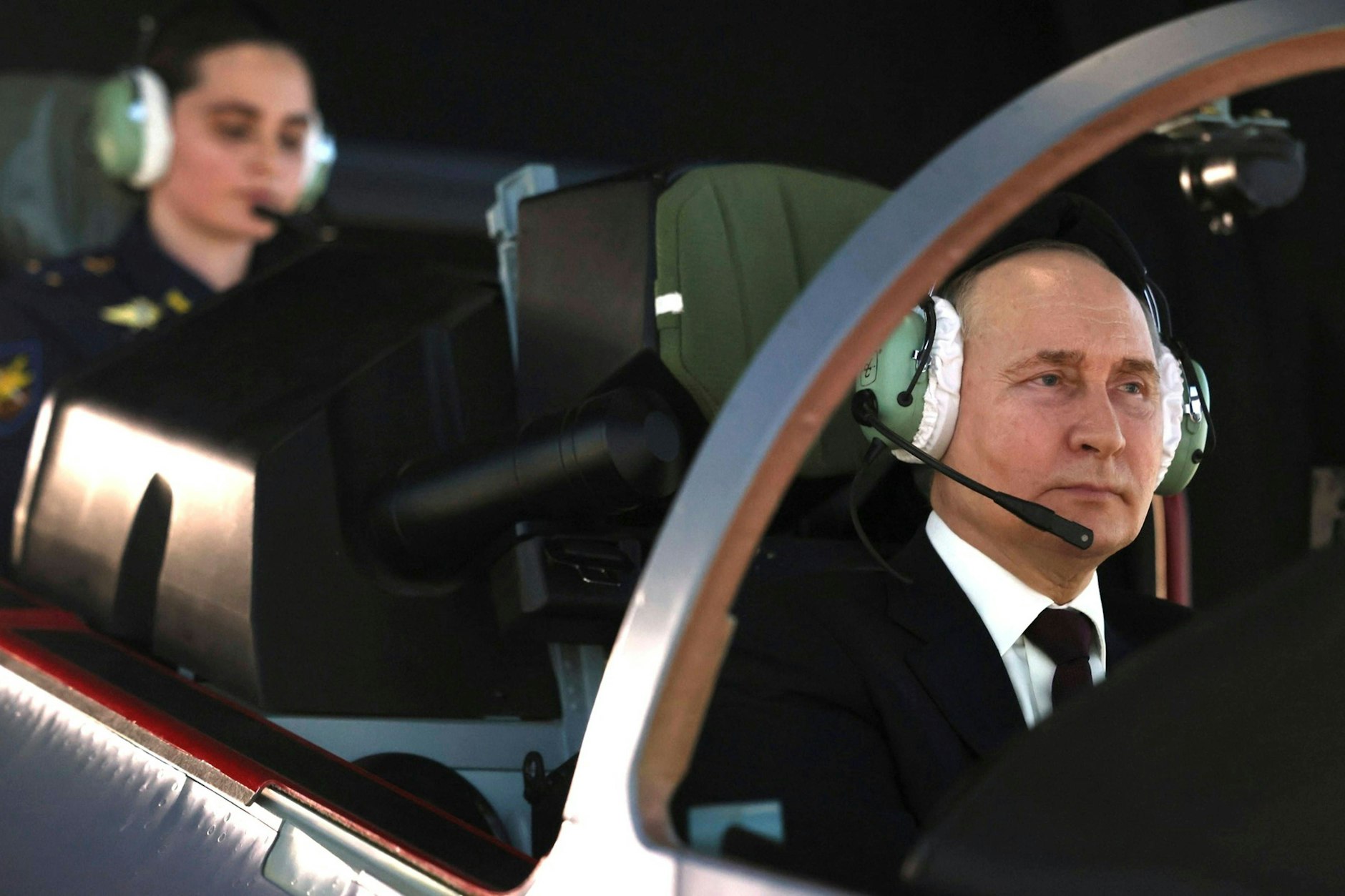Der russische Präsident Wladimir Putin im Cockpit eines Kampfjets im Flugsimulator.
