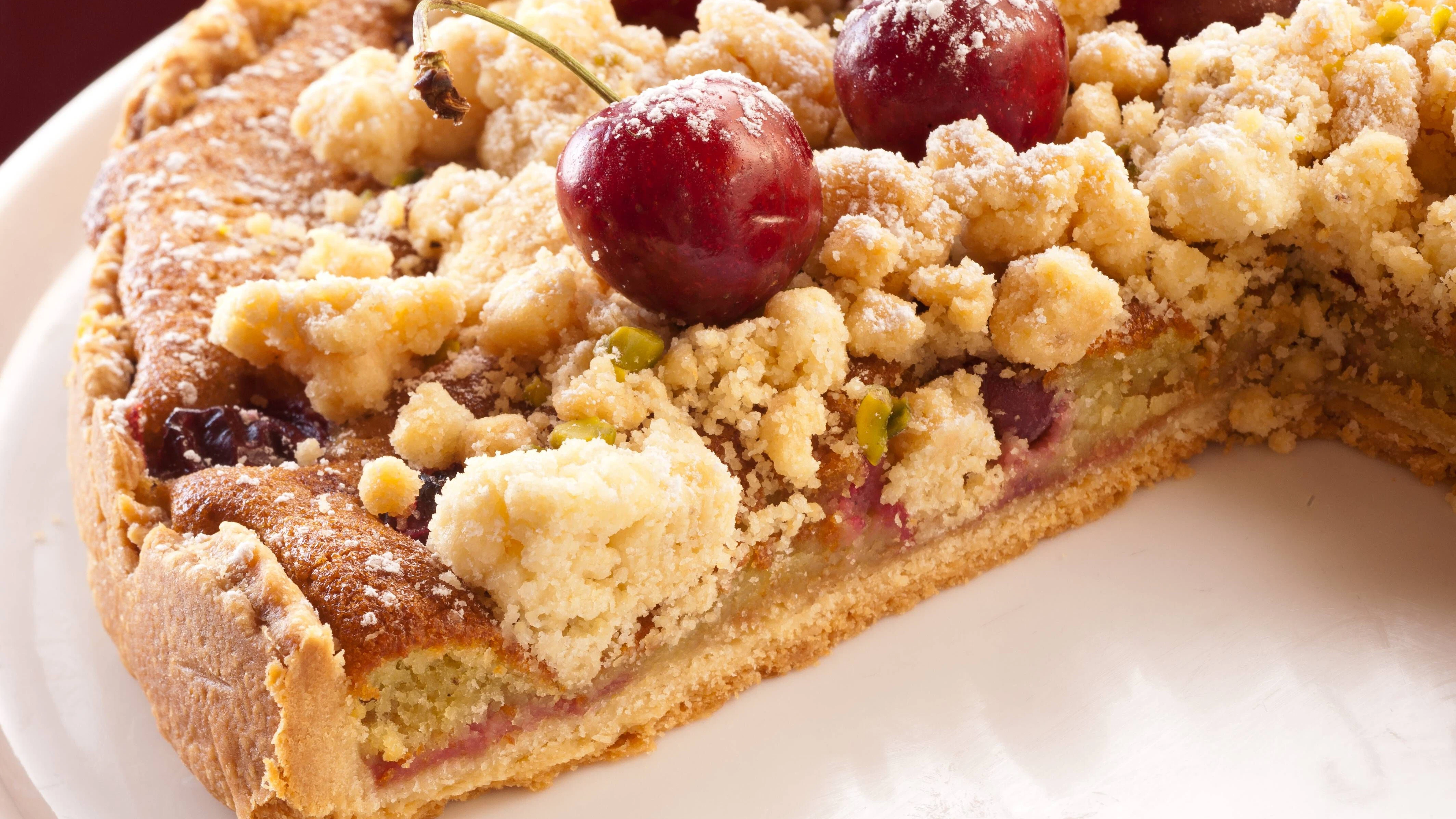 Probieren Sie das Rezept für Kirsch-Streuselkuchen gleich mal aus.
